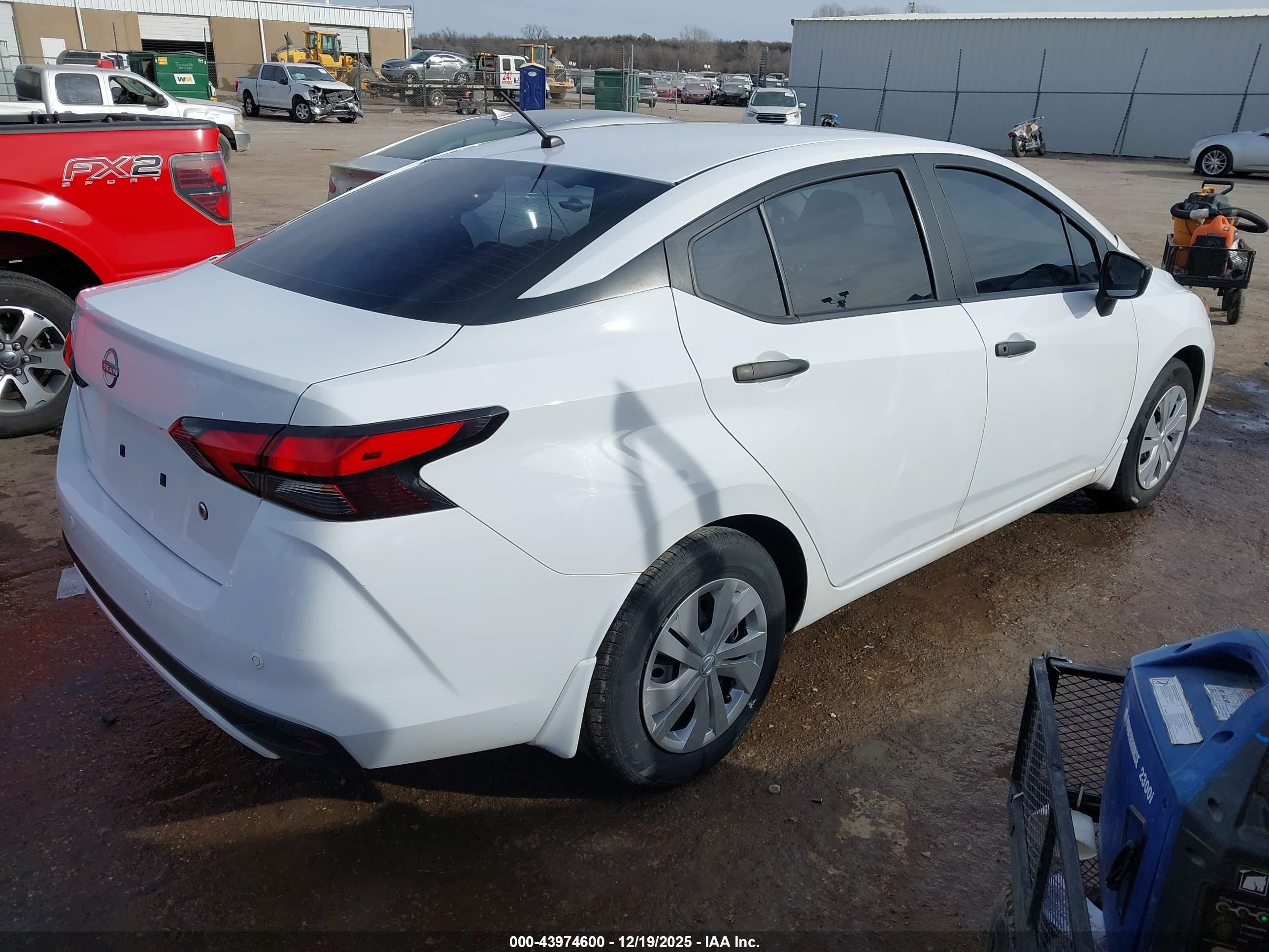 NISSAN VERSA image 4