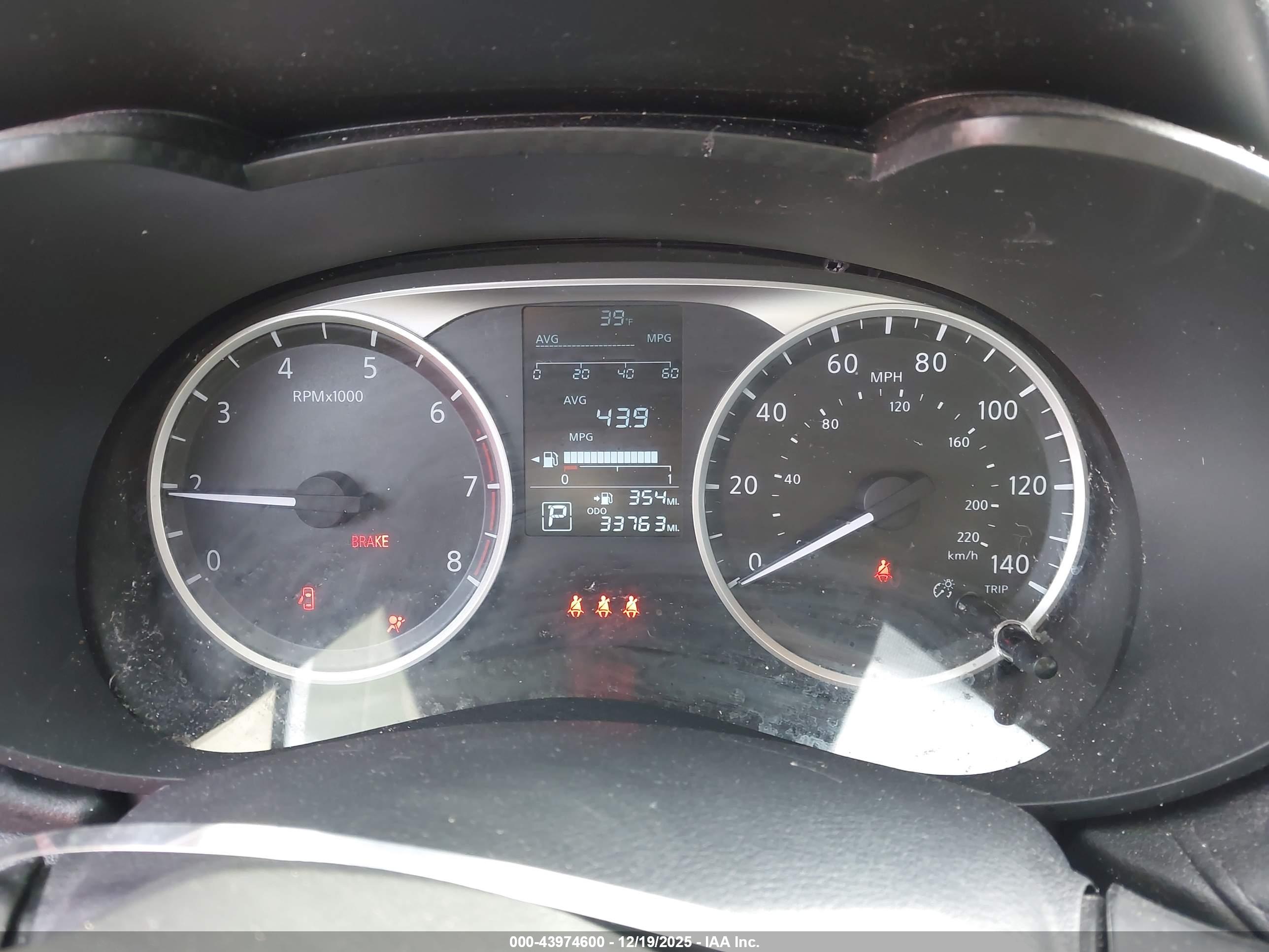 NISSAN VERSA image 7