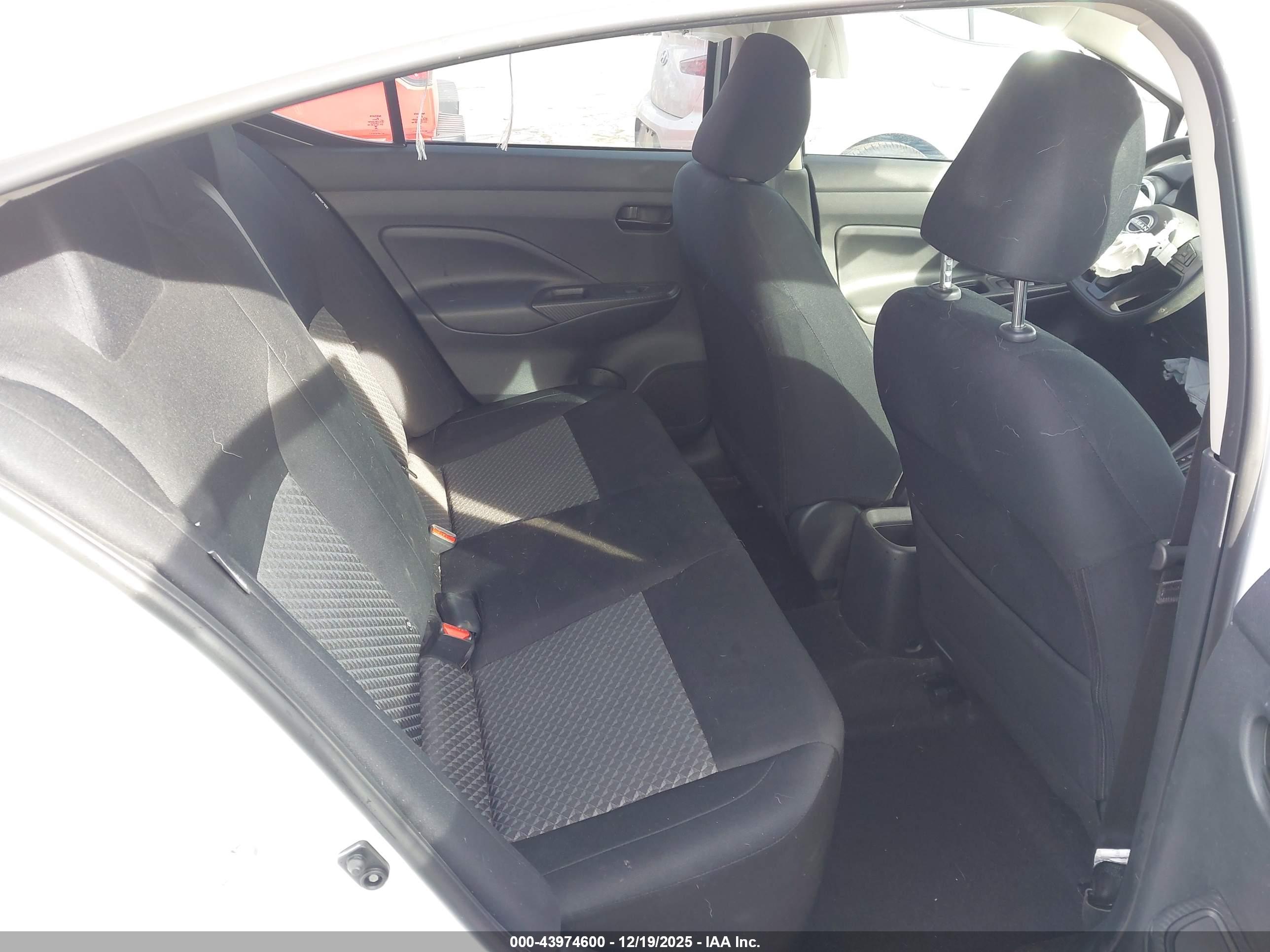 NISSAN VERSA image 8