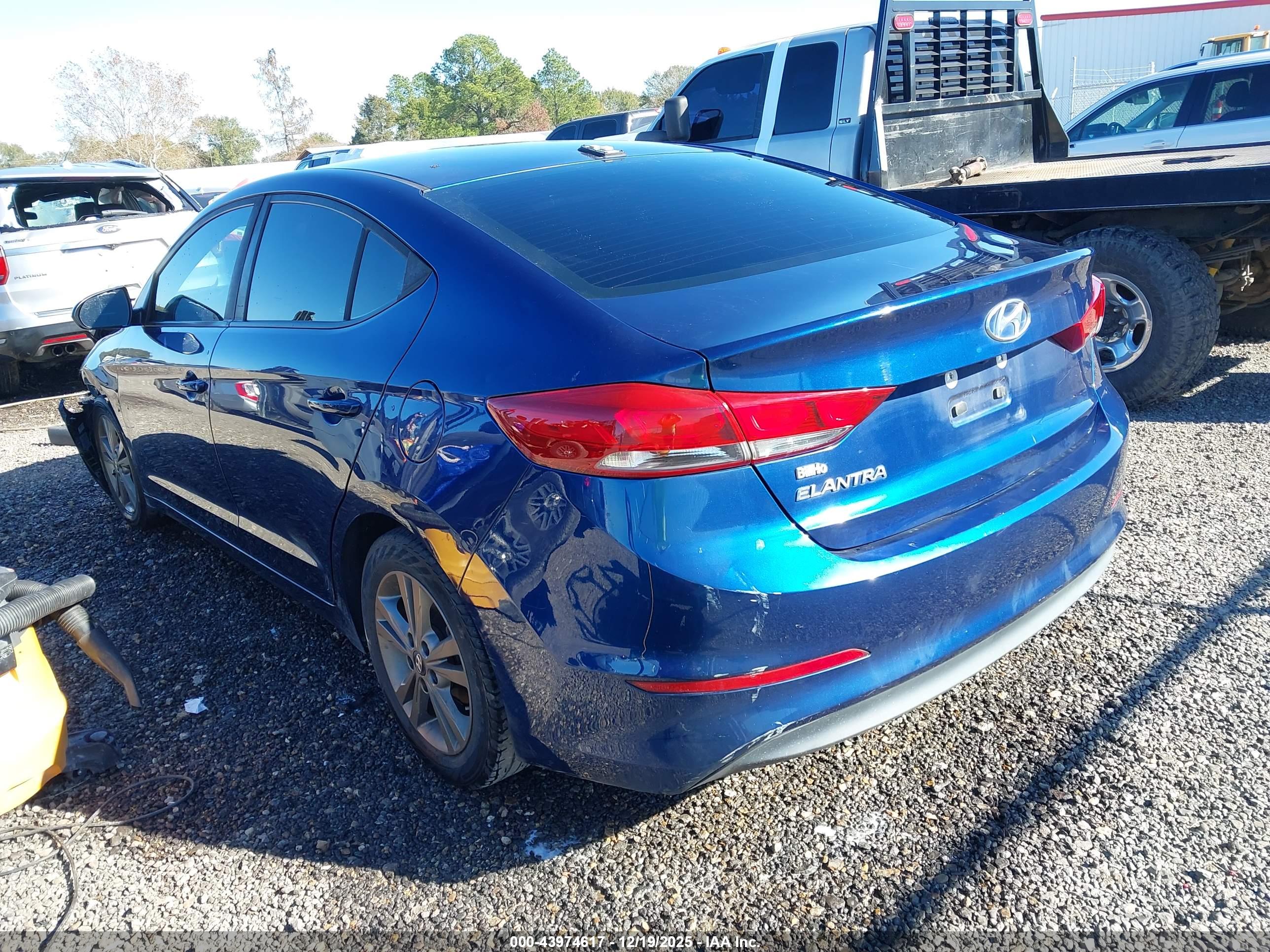 HYUNDAI ELANTRA image 3