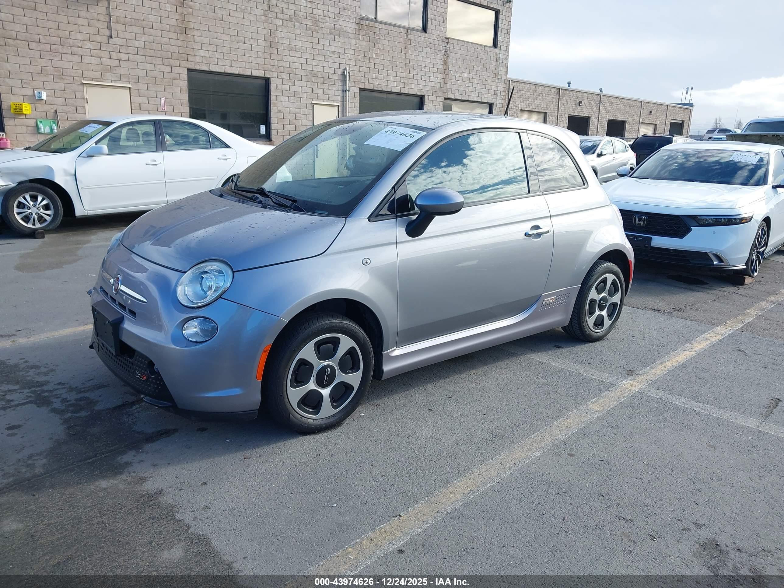 FIAT 500E image 2