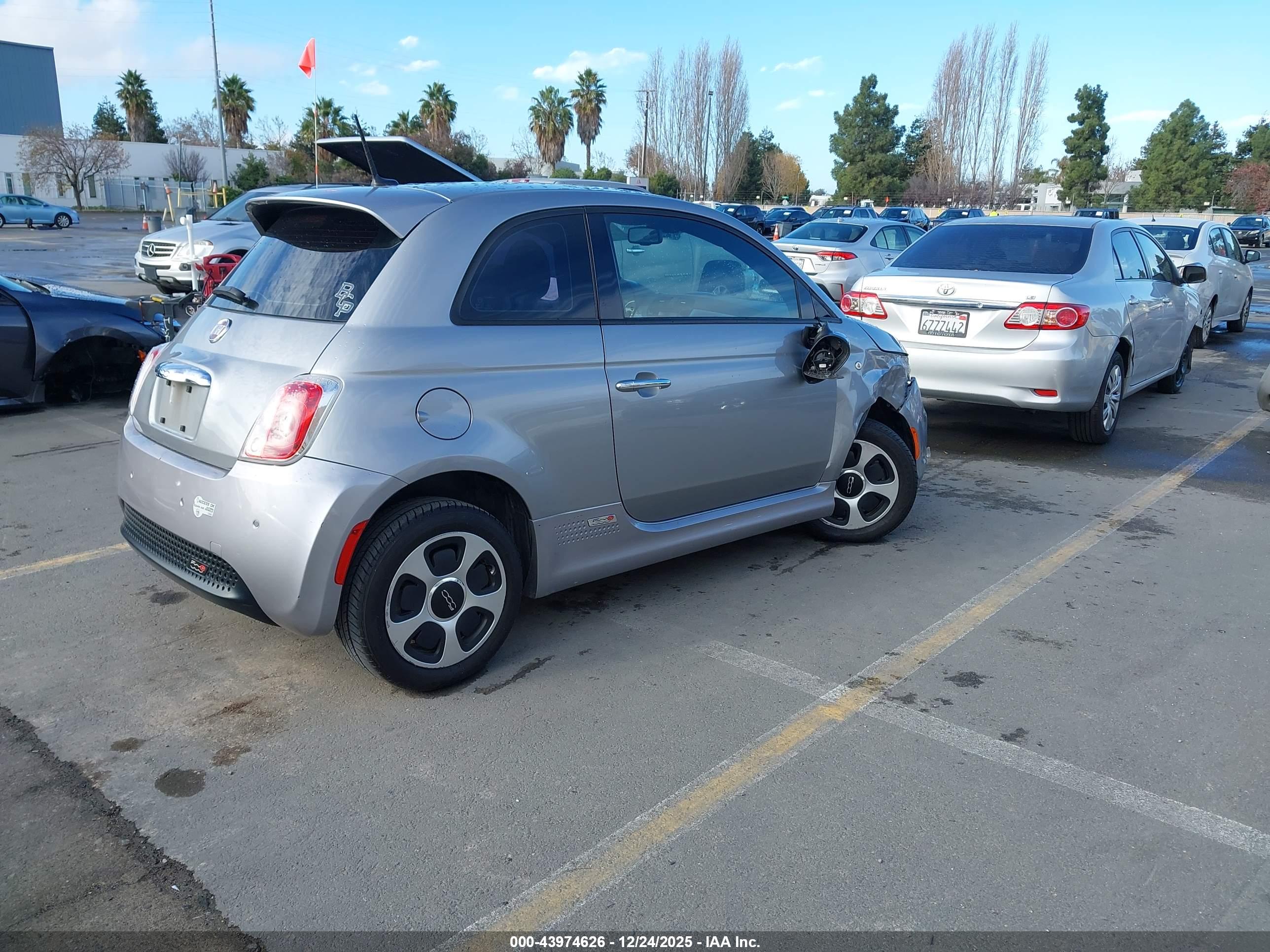 FIAT 500E image 4