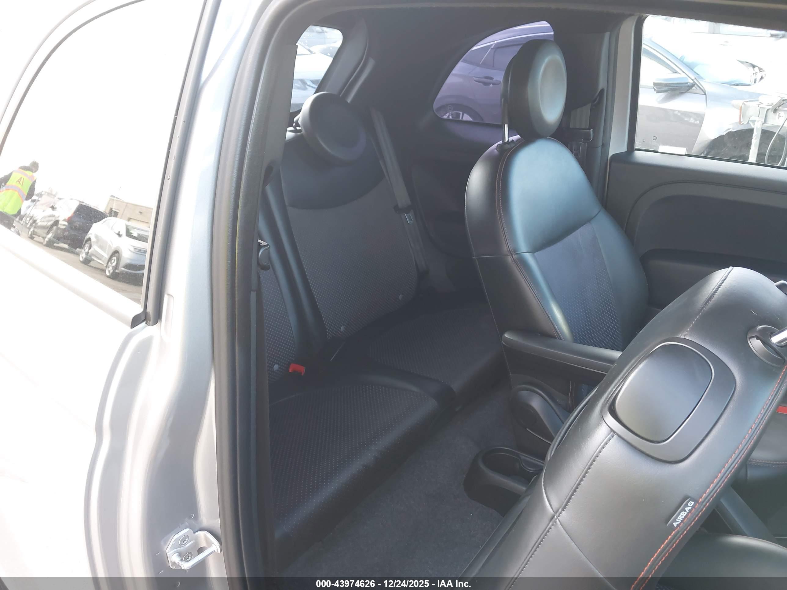 FIAT 500E image 8