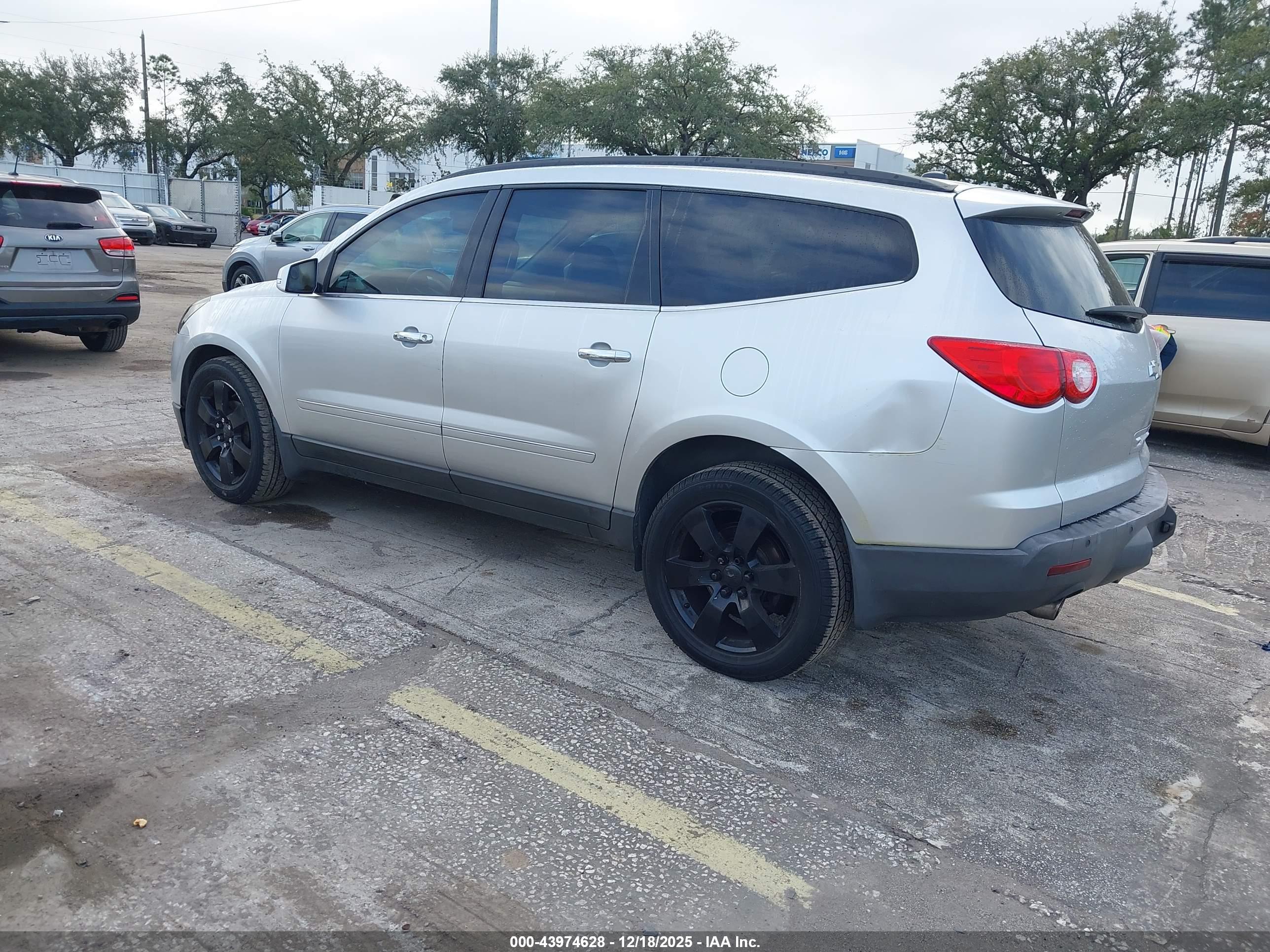 CHEVROLET TRAVERSE image 3