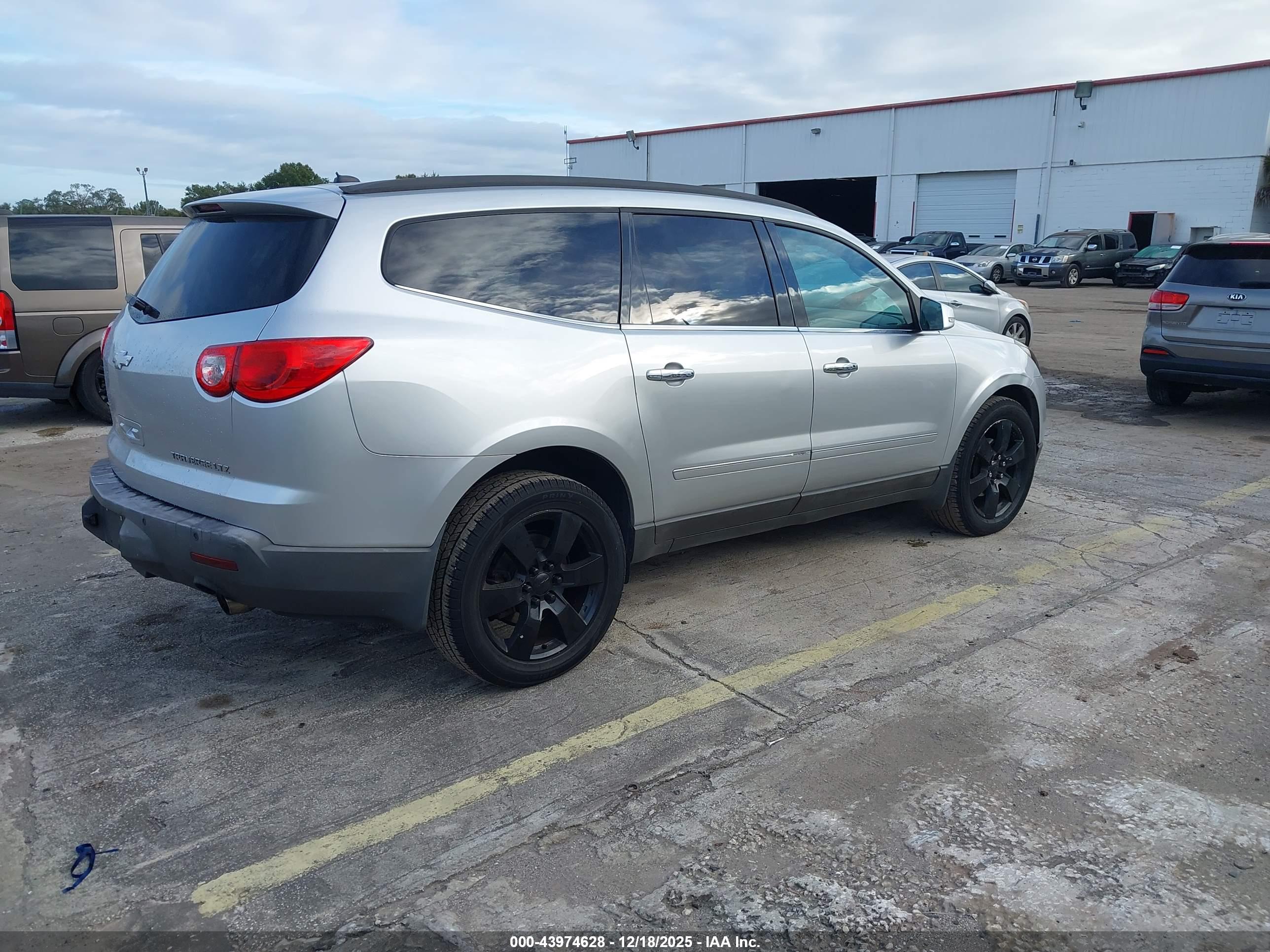 CHEVROLET TRAVERSE image 4