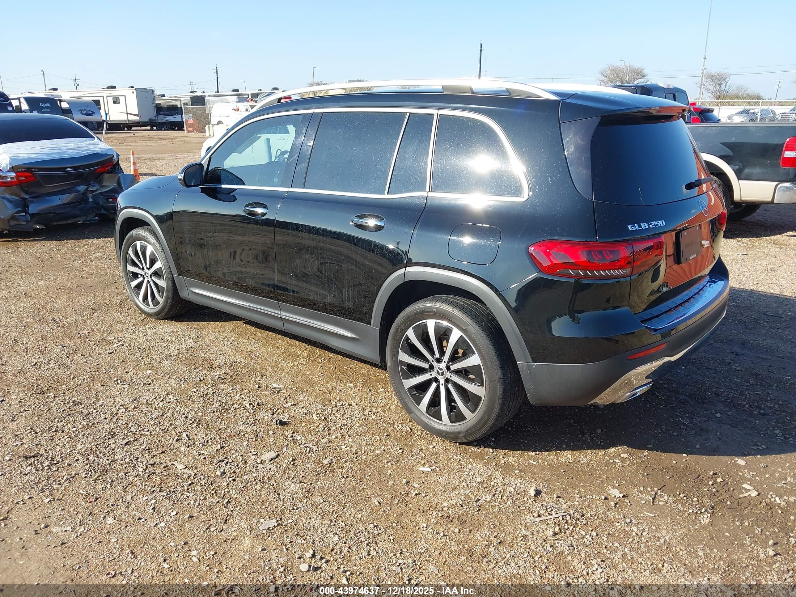 MERCEDES-BENZ GLB image 3