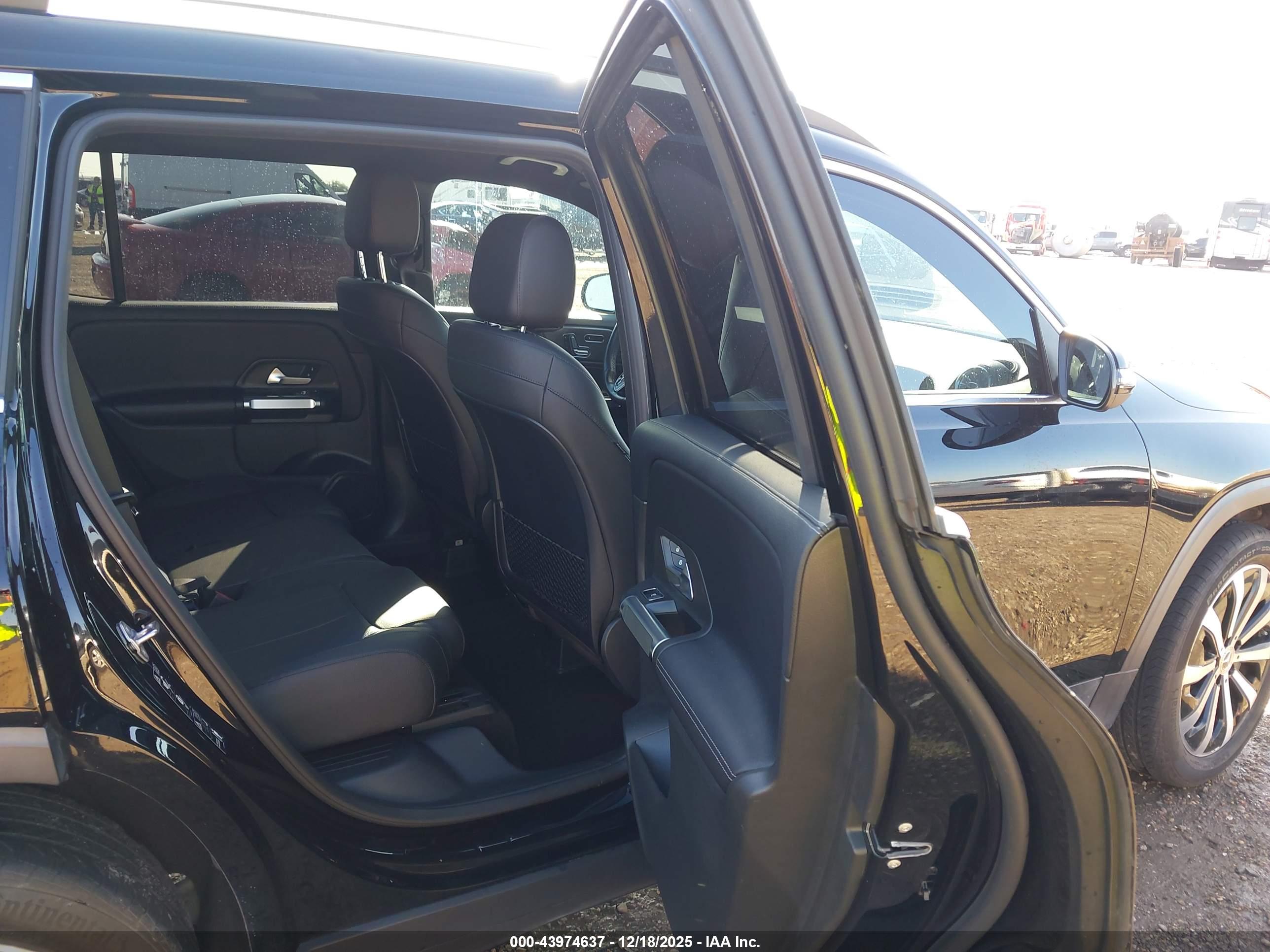 MERCEDES-BENZ GLB image 8