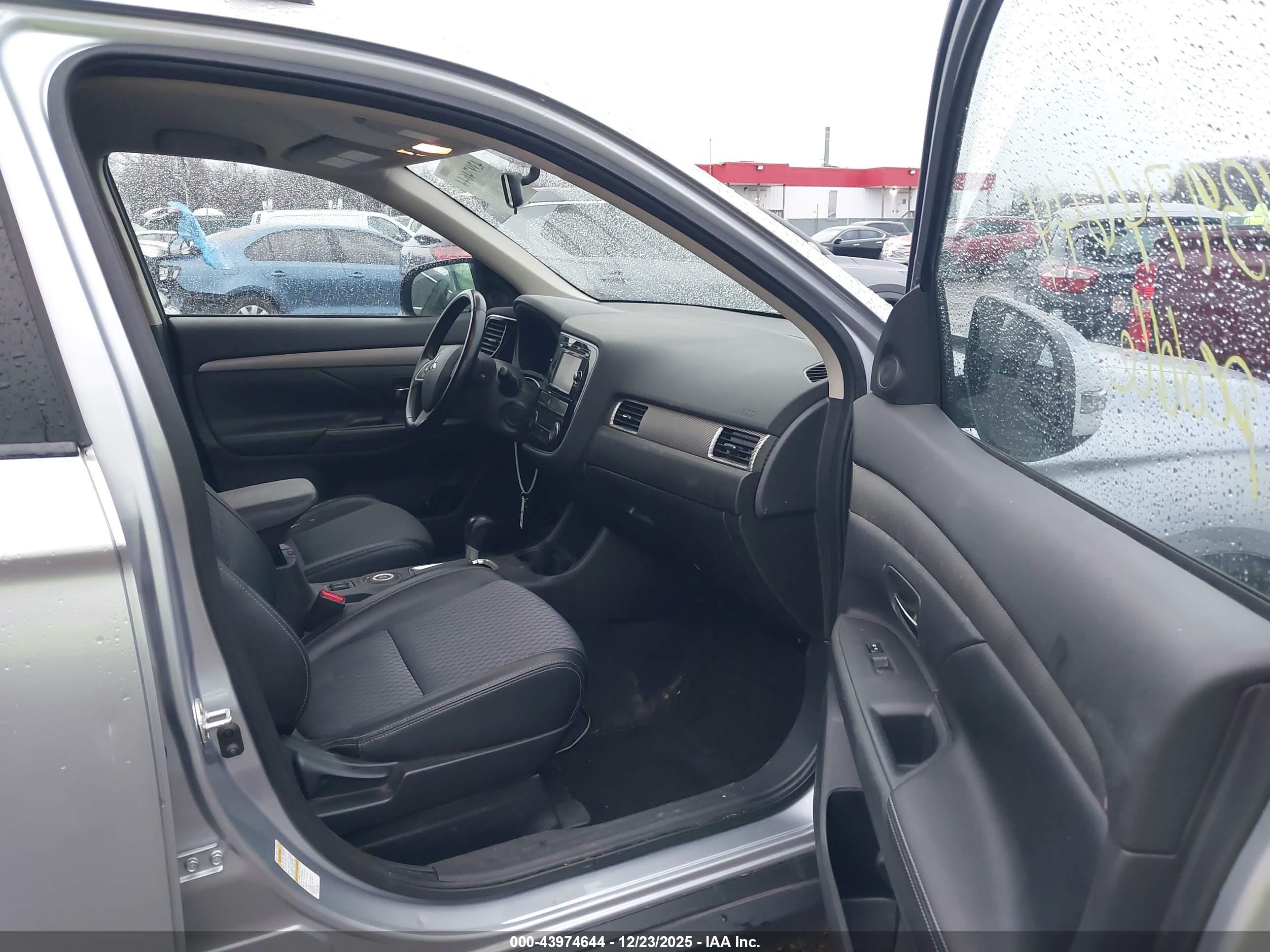MITSUBISHI OUTLANDER image 5