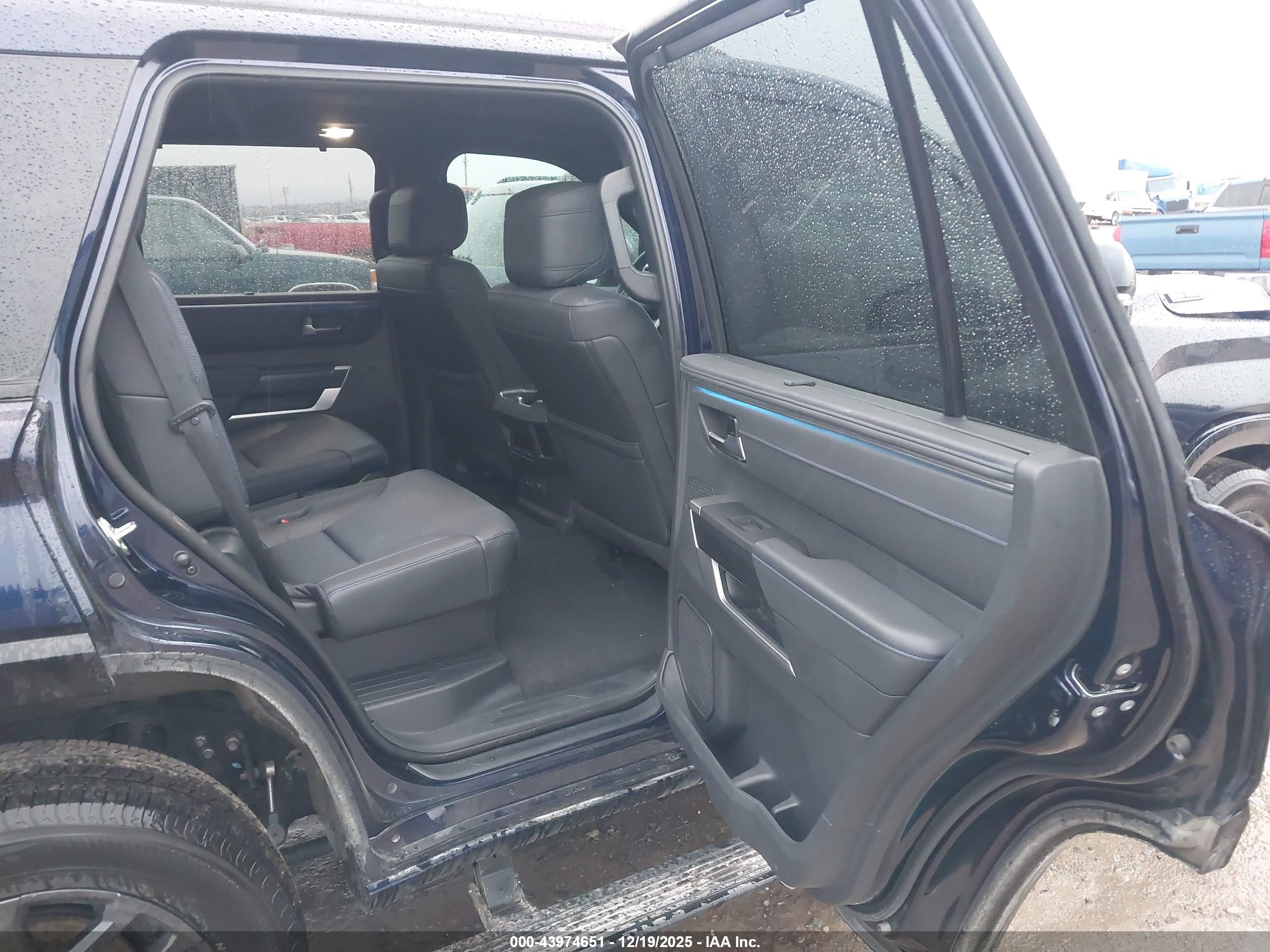 TOYOTA SEQUOIA image 8
