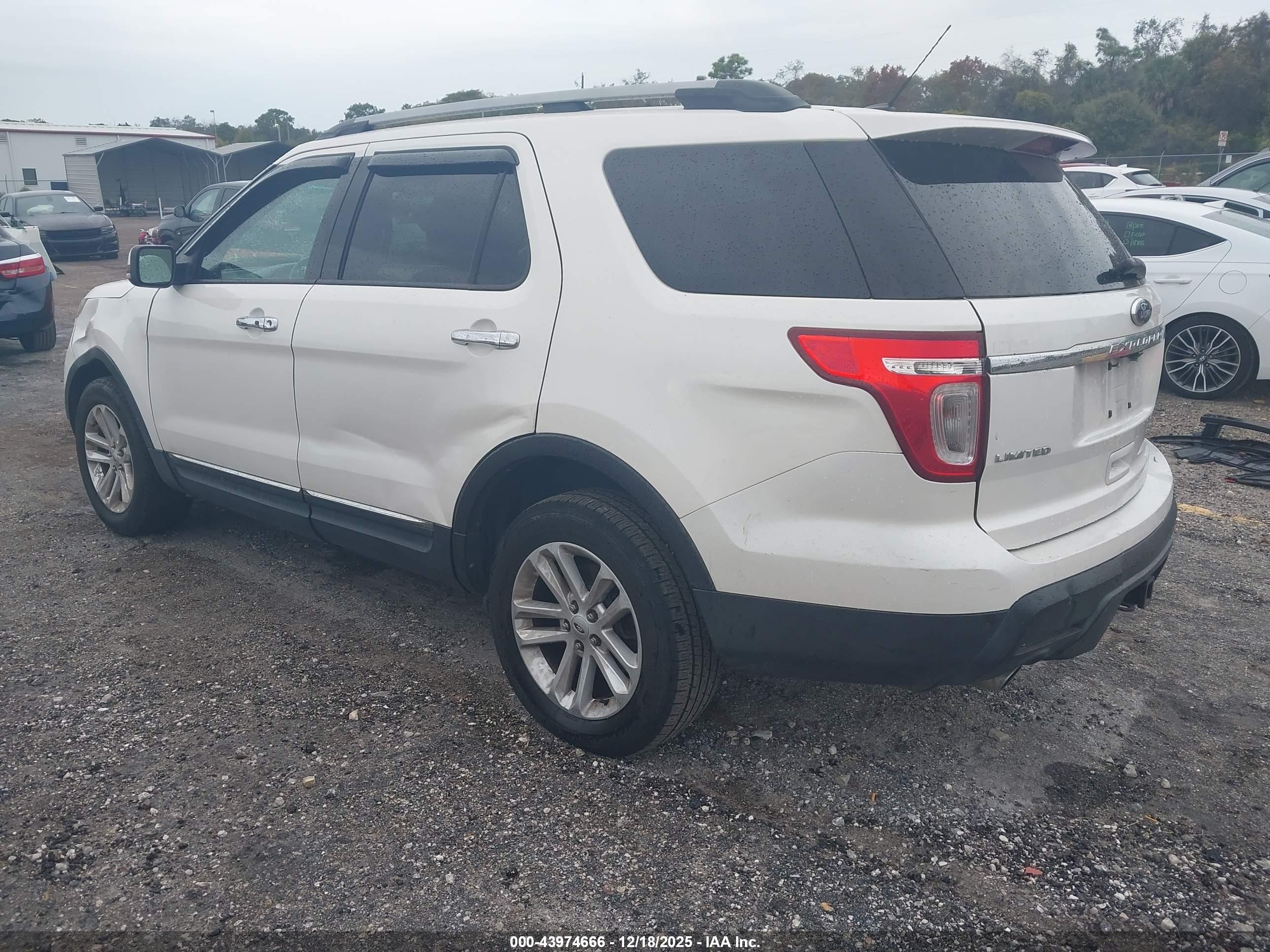 FORD EXPLORER image 3