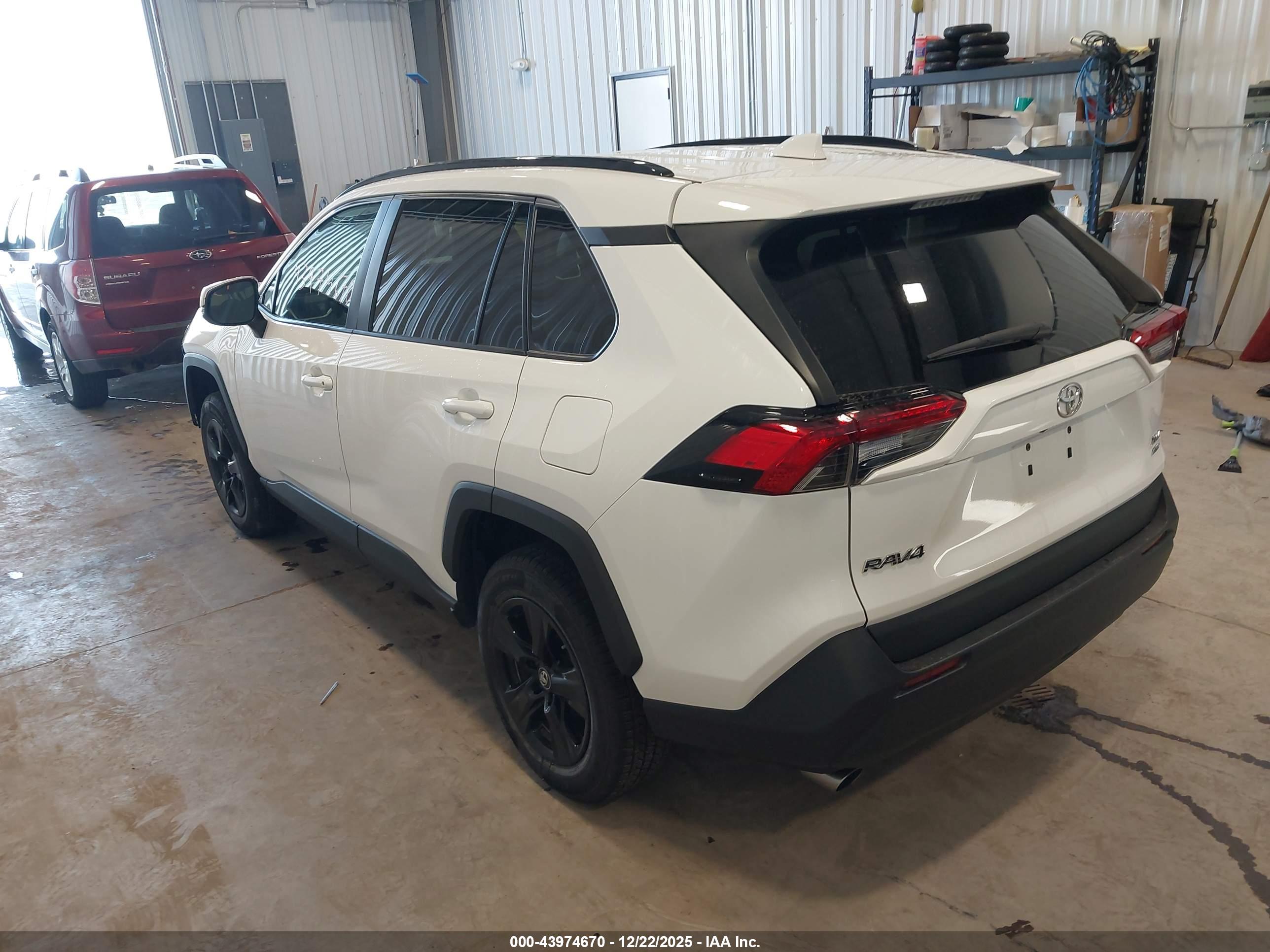 TOYOTA RAV4 image 3