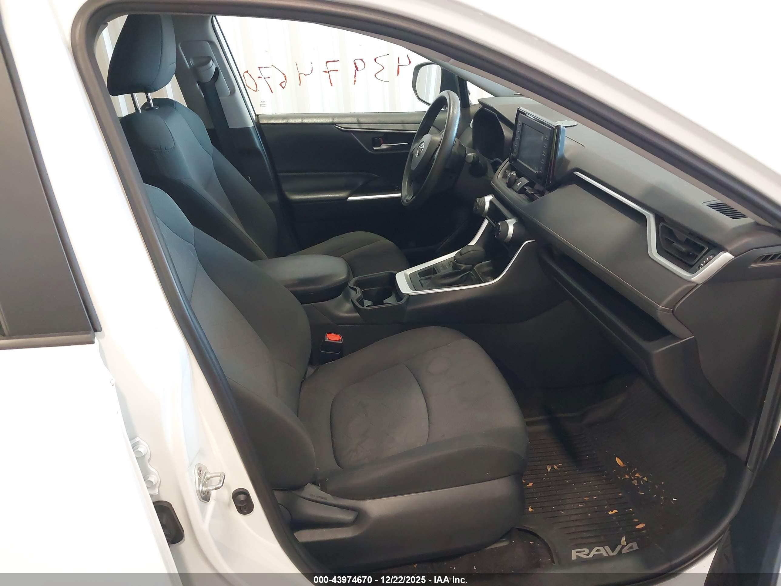 TOYOTA RAV4 image 5