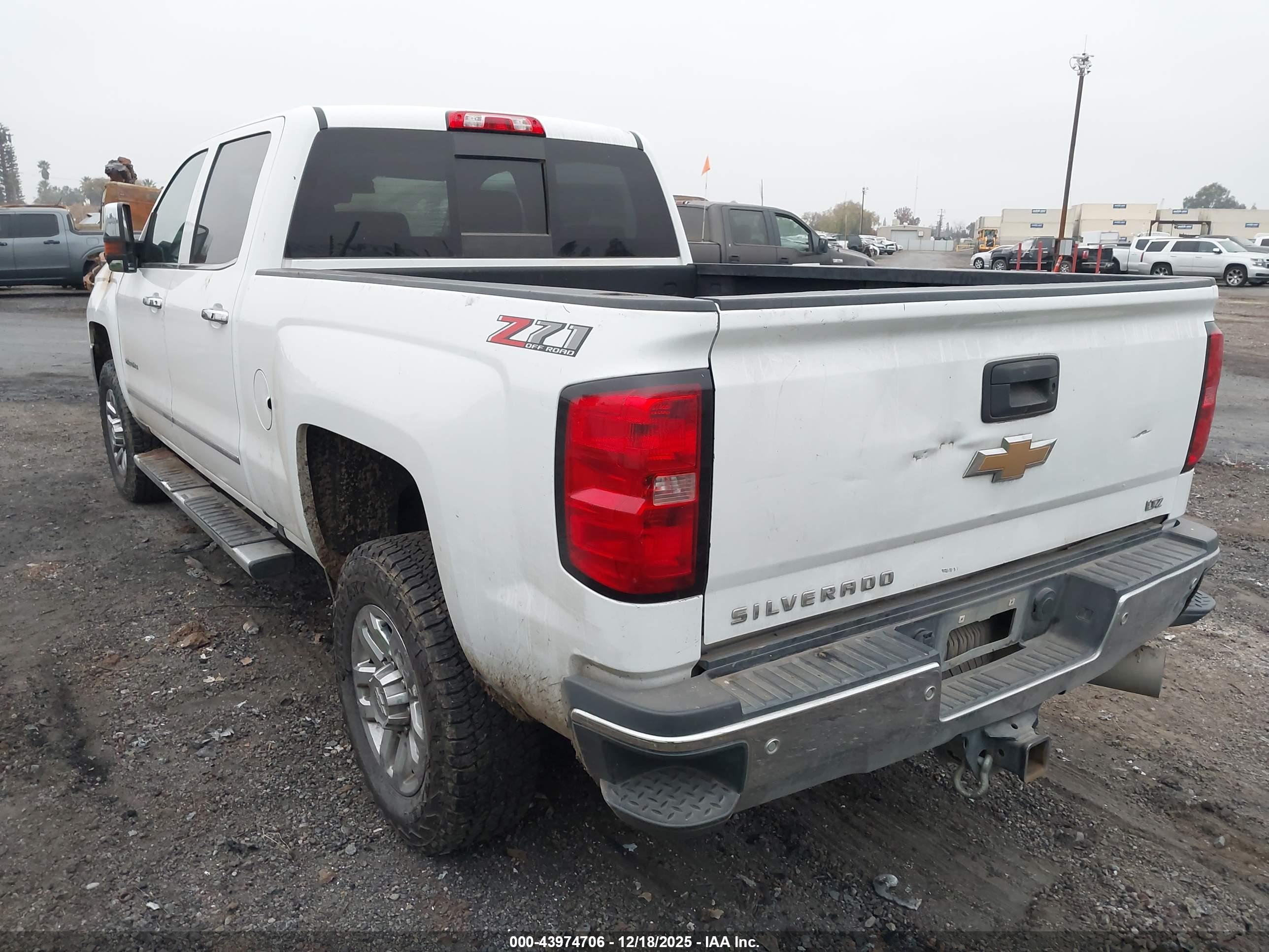 CHEVROLET SILVERADO image 3