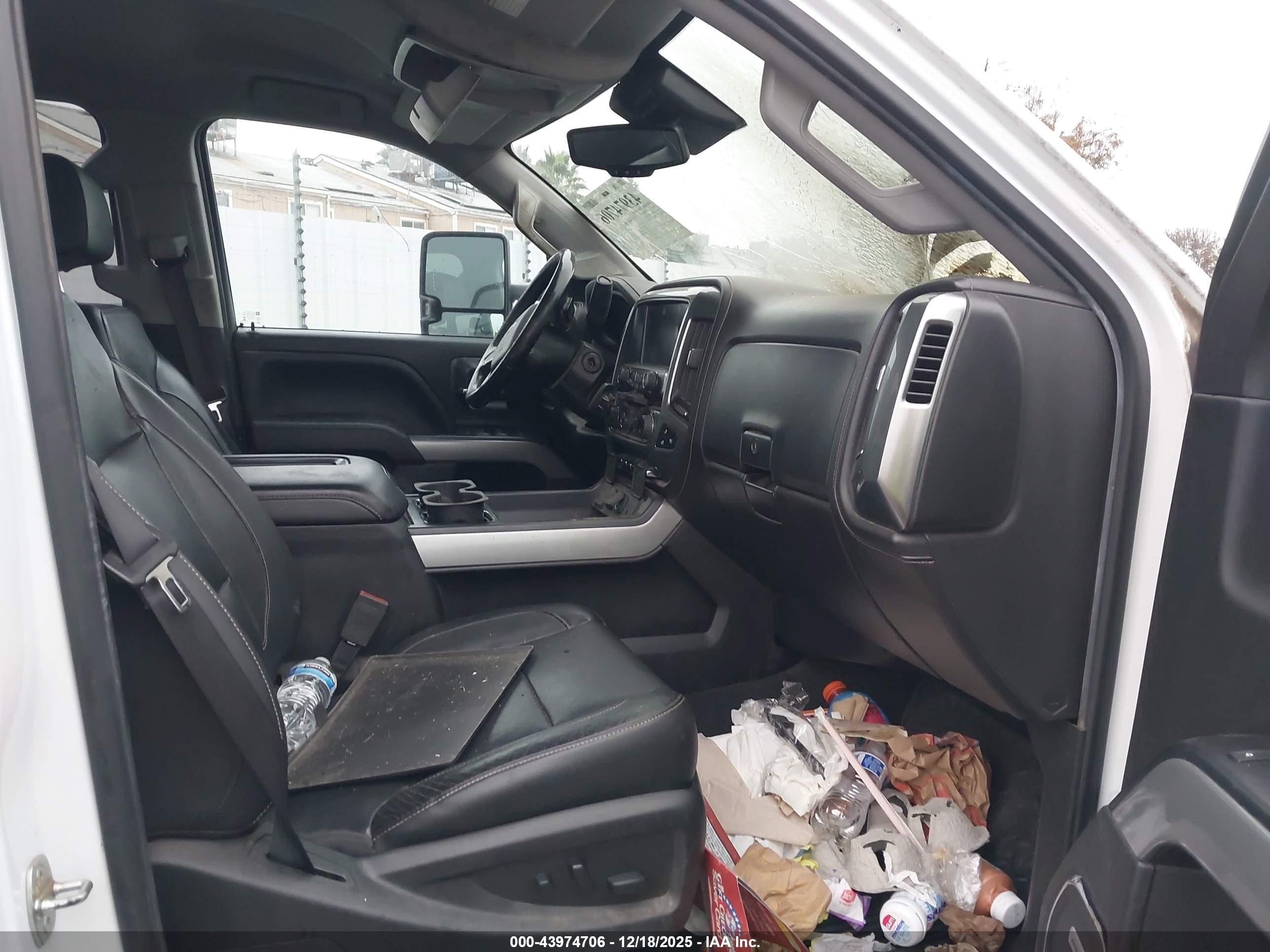 CHEVROLET SILVERADO image 5