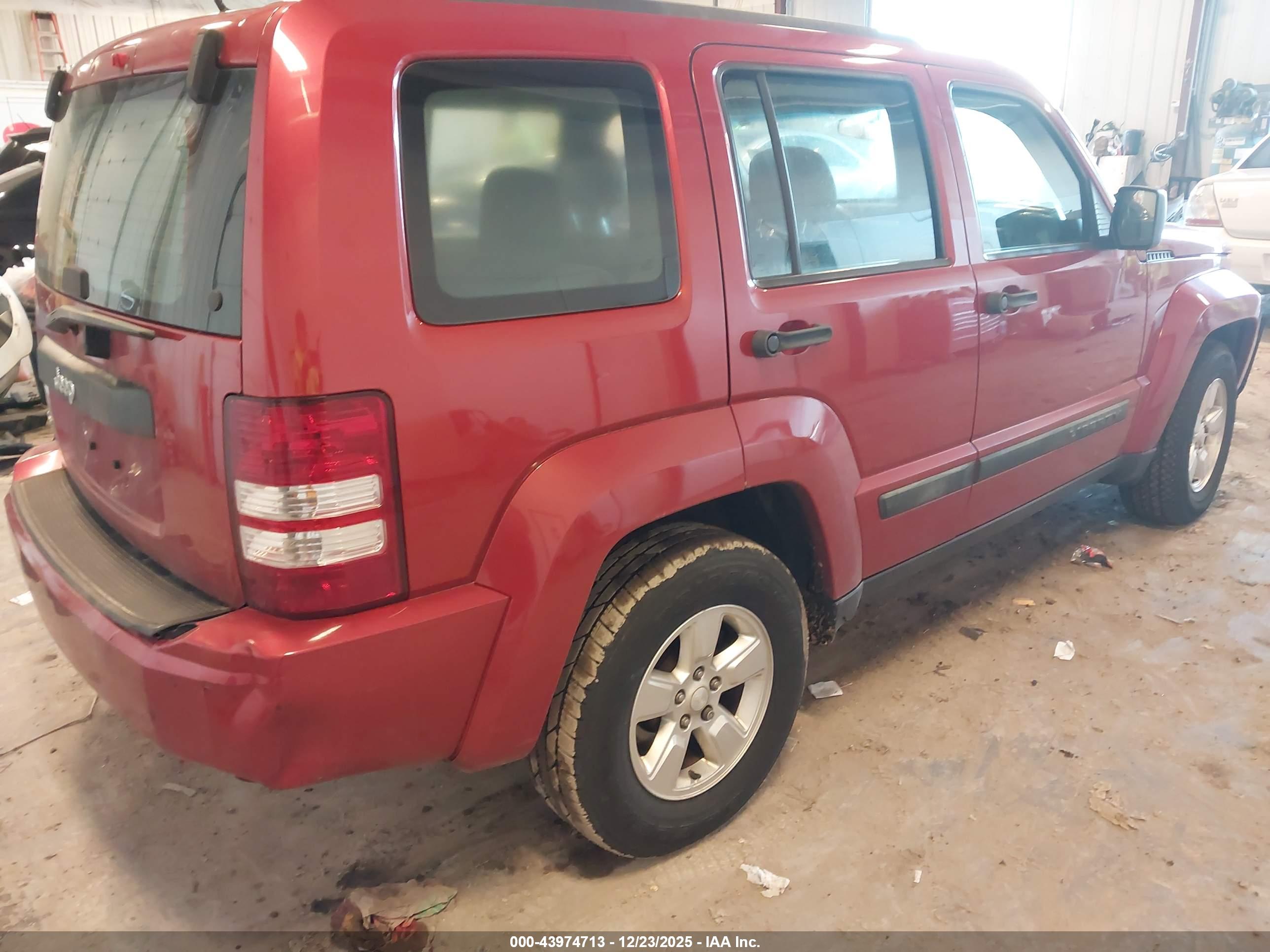 JEEP LIBERTY image 4