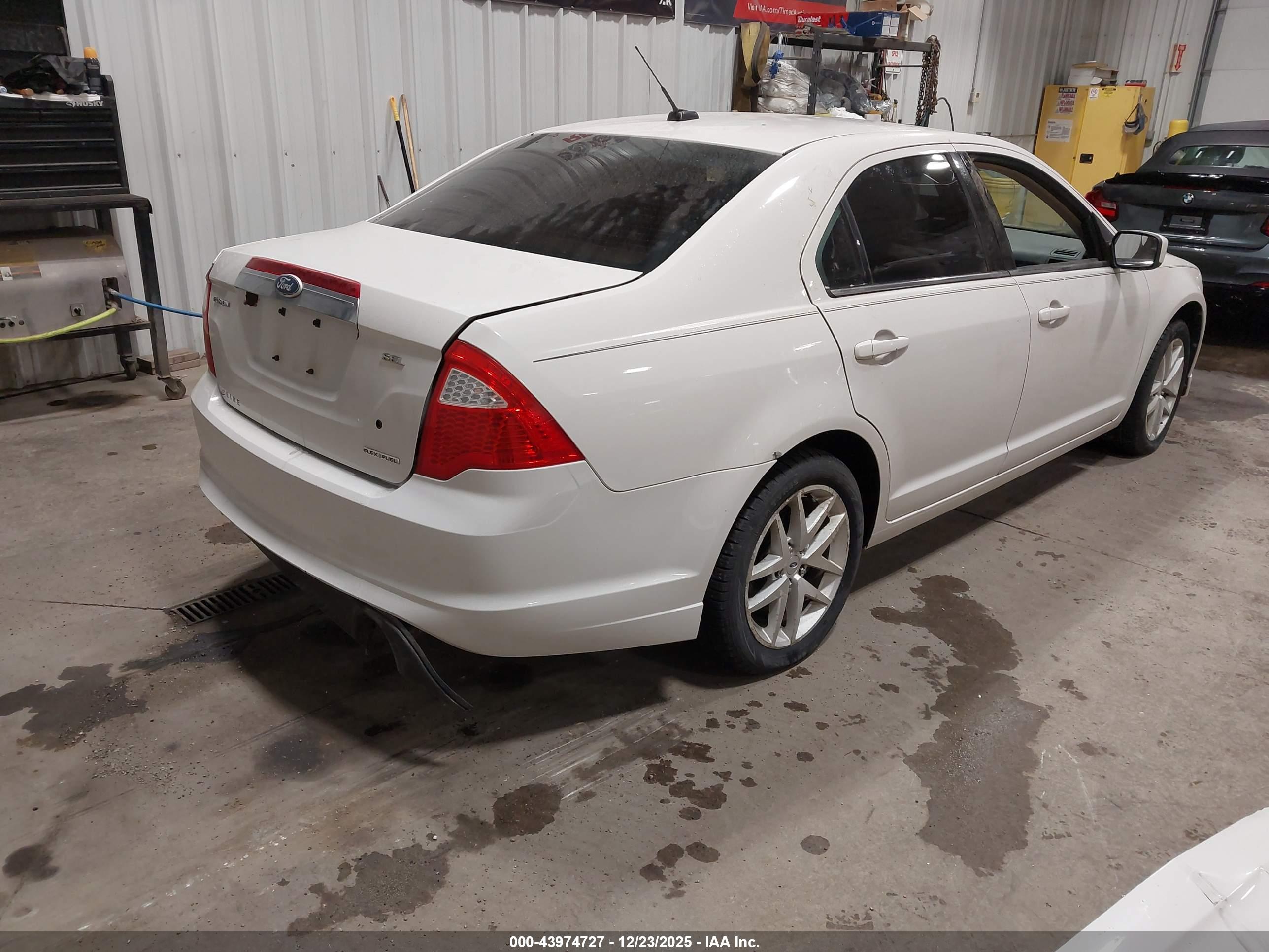 FORD FUSION image 4
