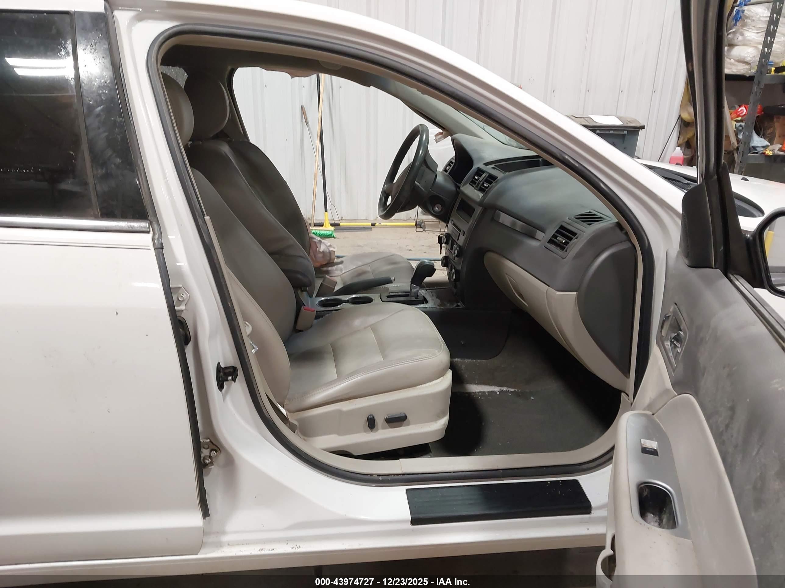 FORD FUSION image 5
