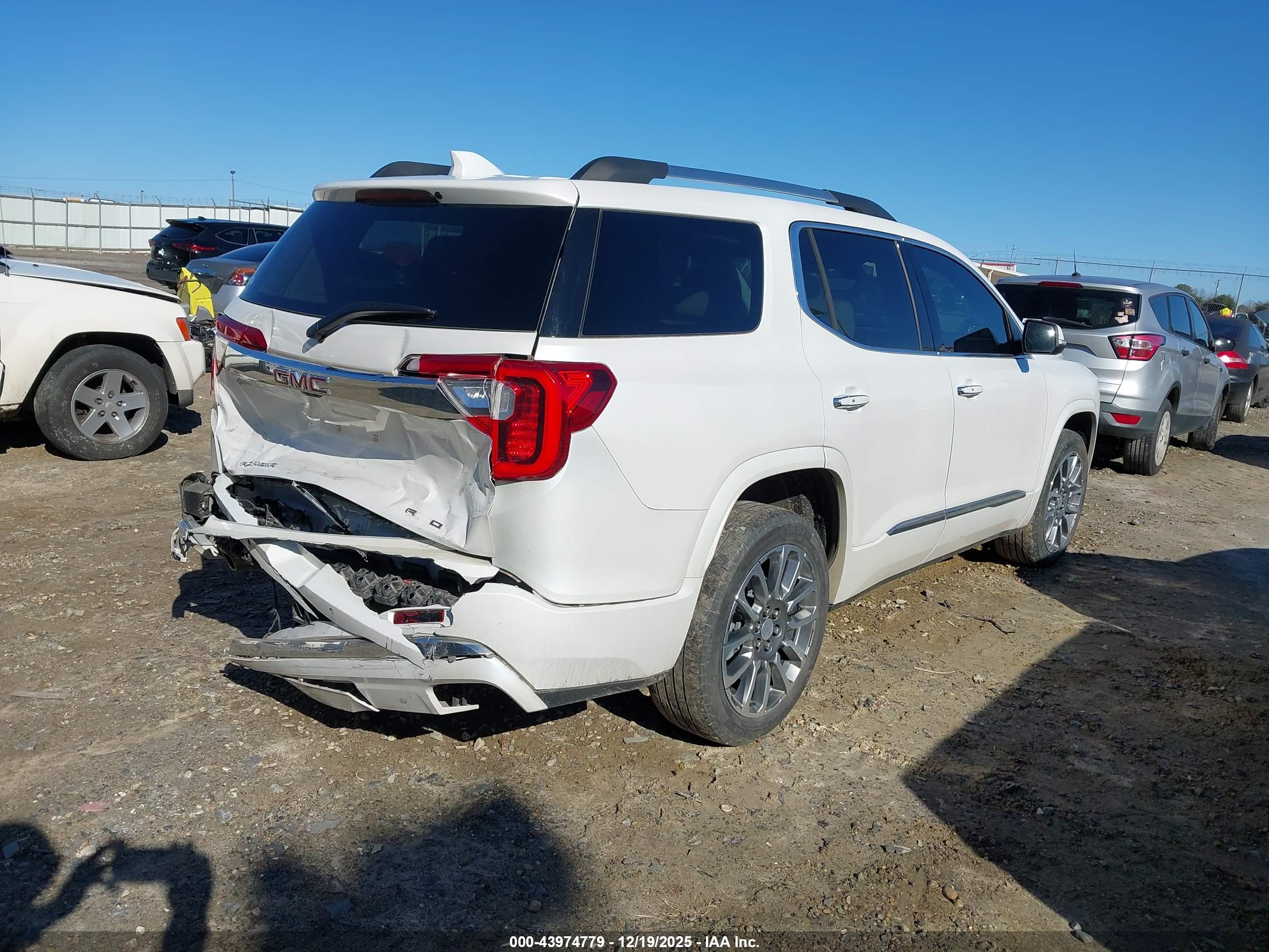 GMC ACADIA image 4