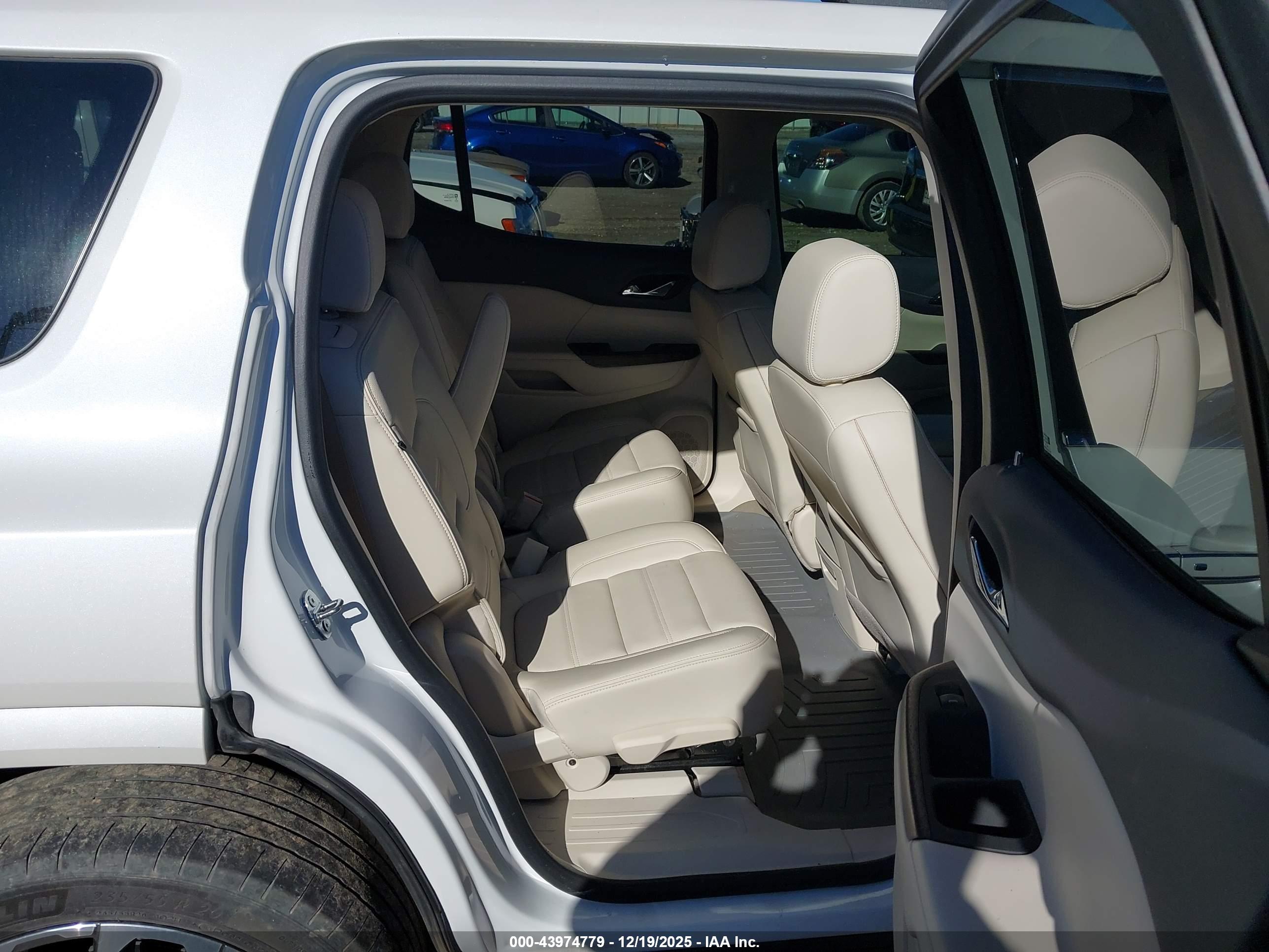 GMC ACADIA image 8
