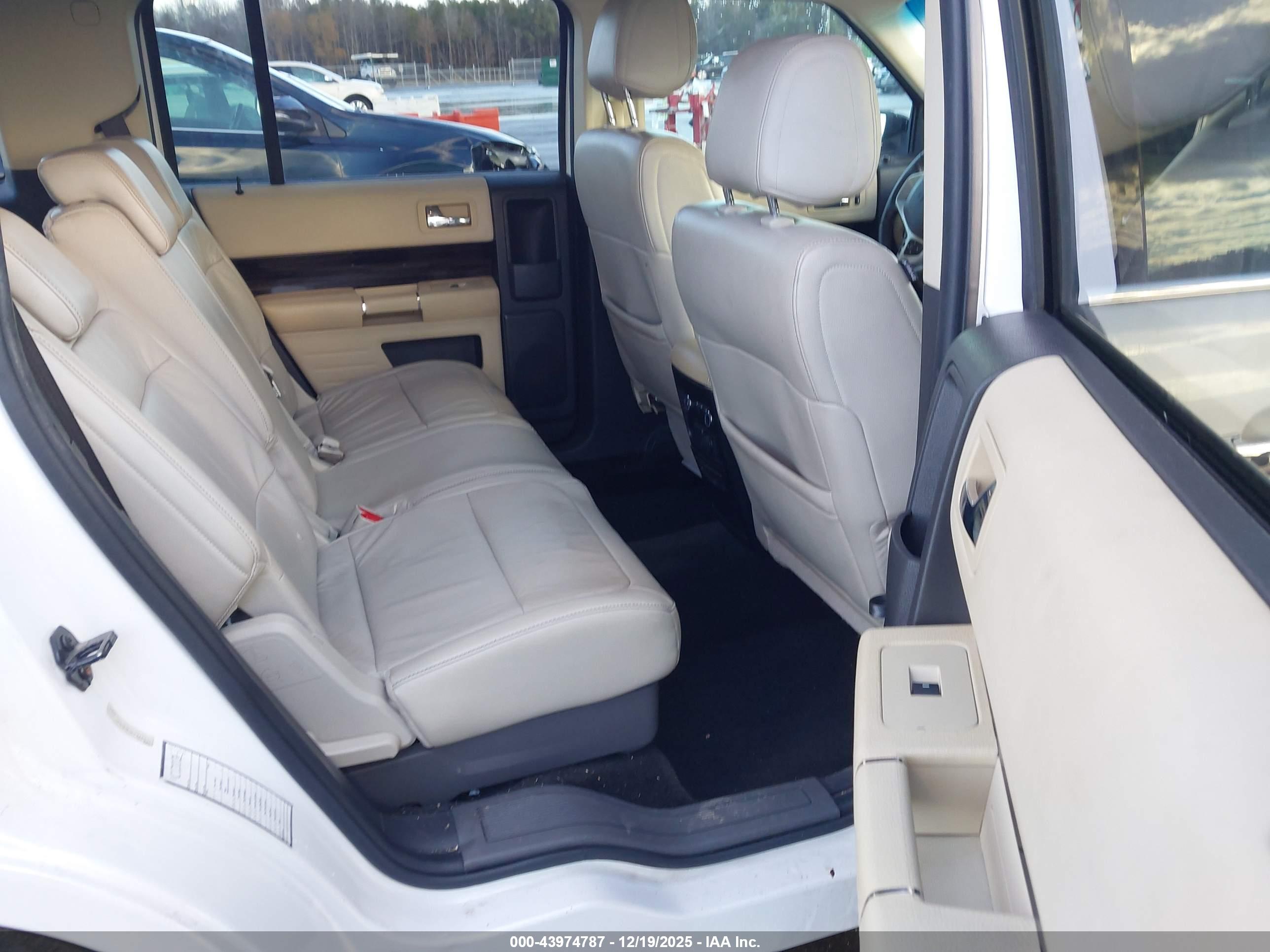 FORD FLEX image 8