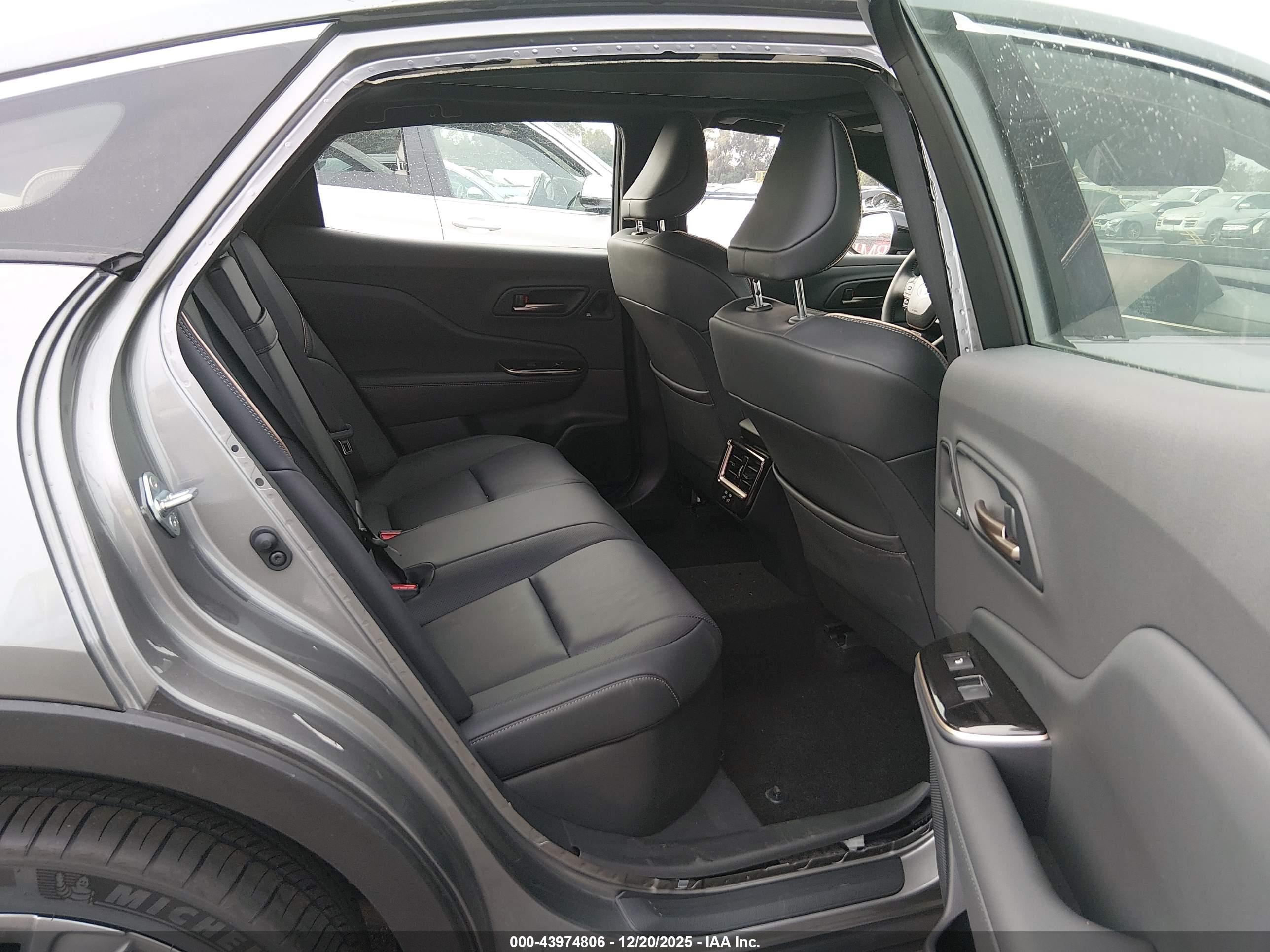 TOYOTA CROWN image 8