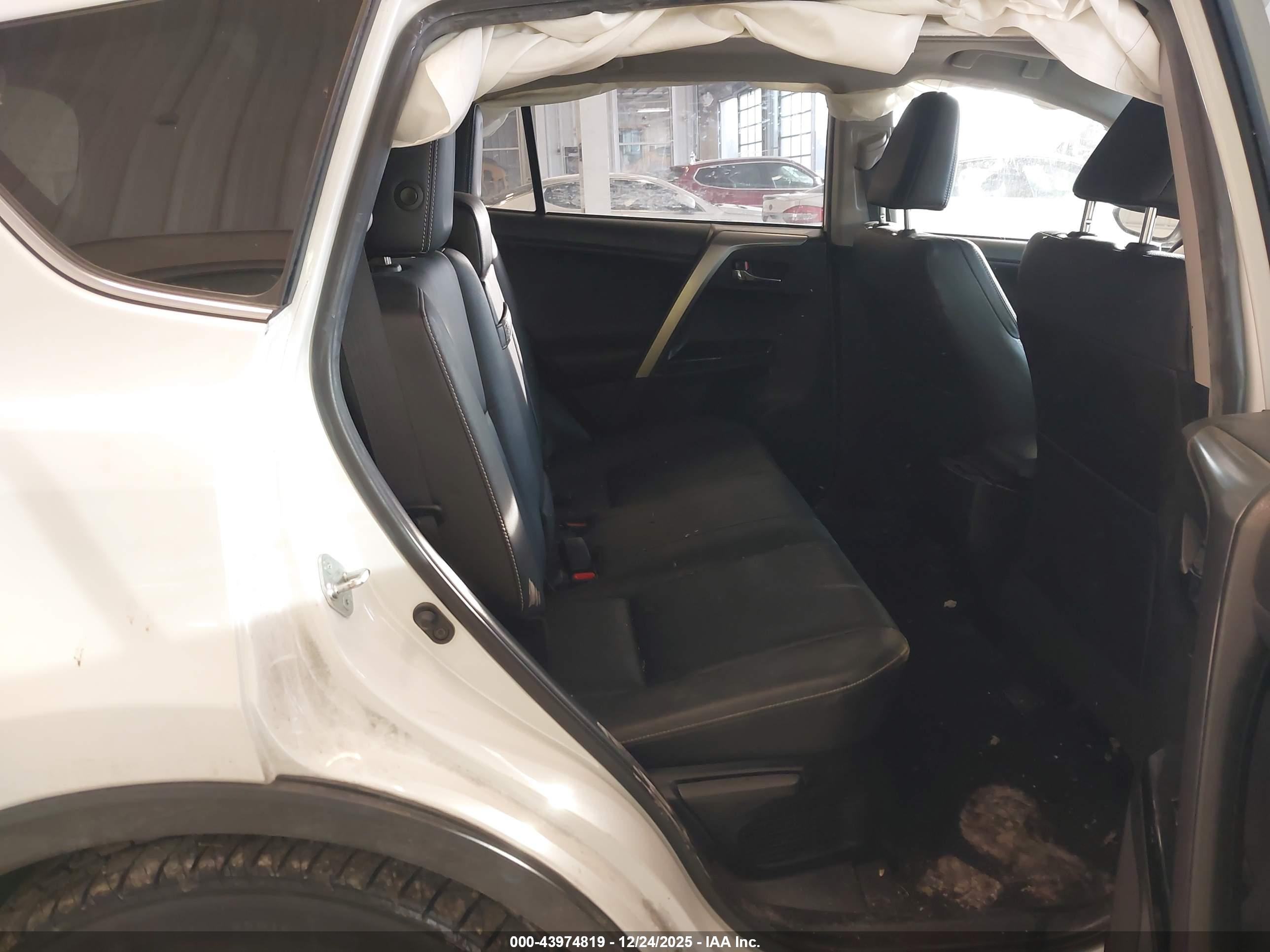 TOYOTA RAV4 image 8