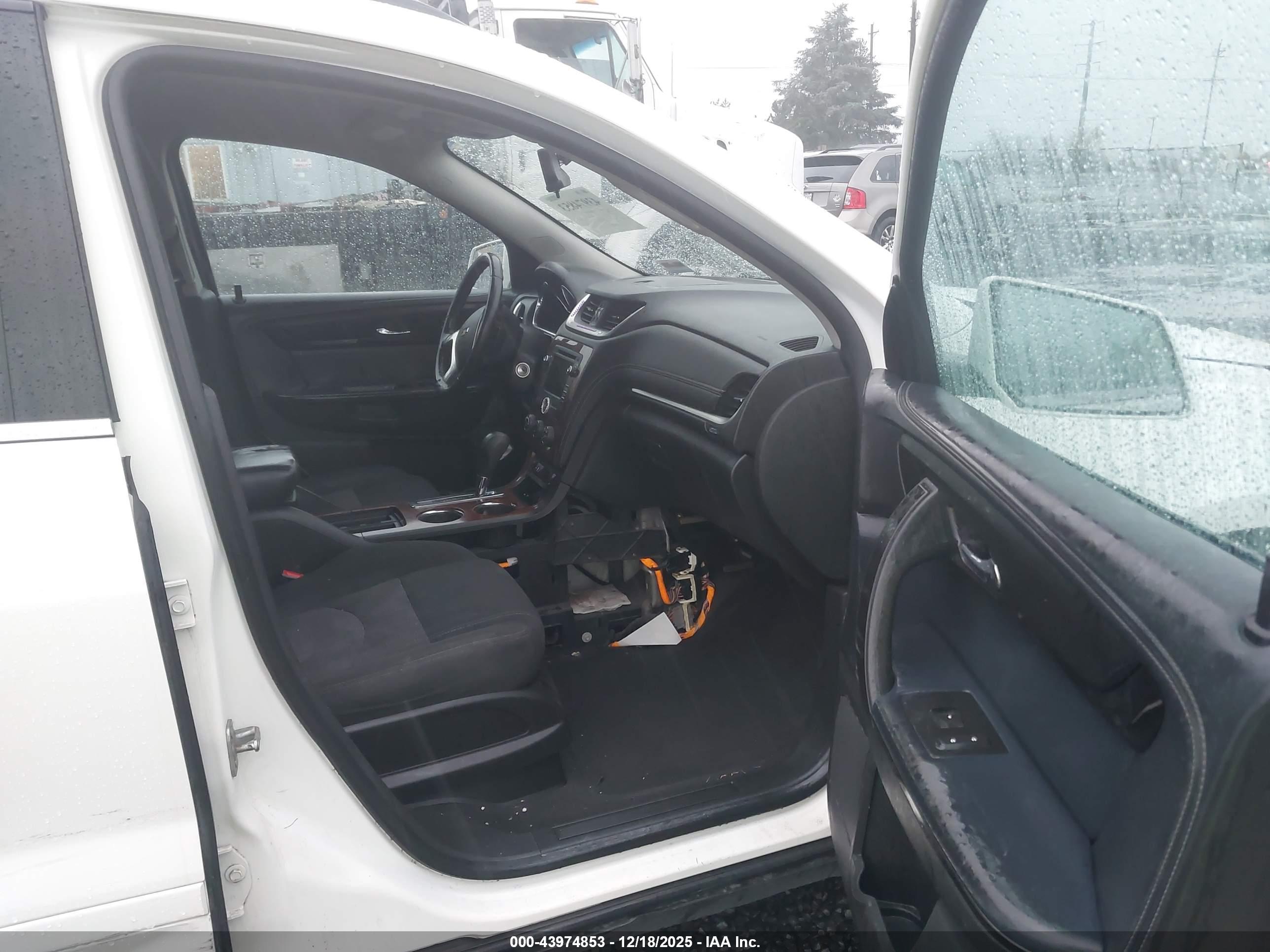 CHEVROLET TRAVERSE image 5
