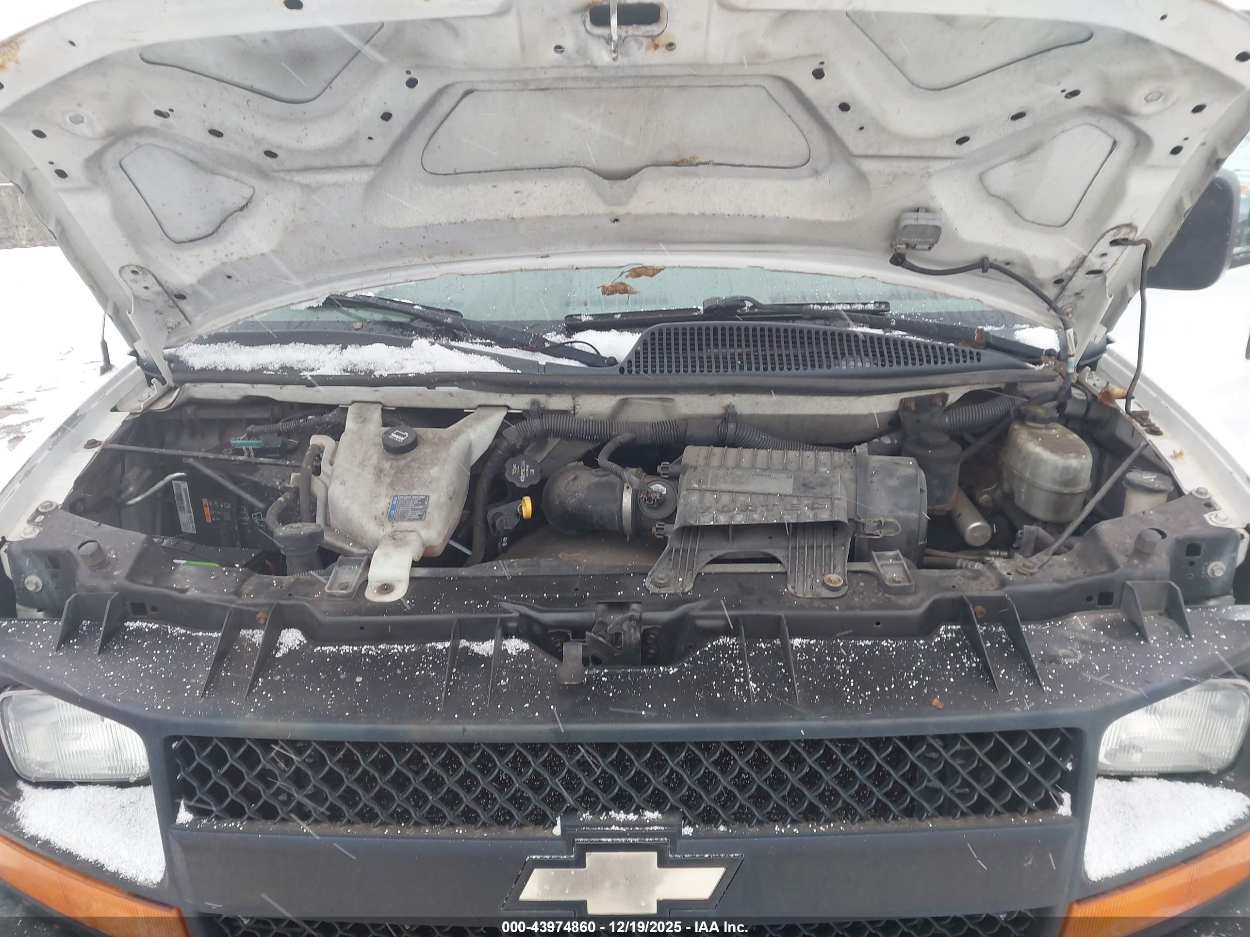 CHEVROLET EXPRESS image 10