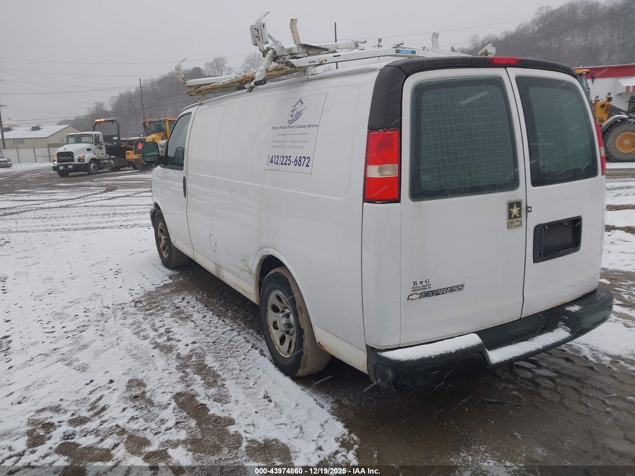 CHEVROLET EXPRESS image 3