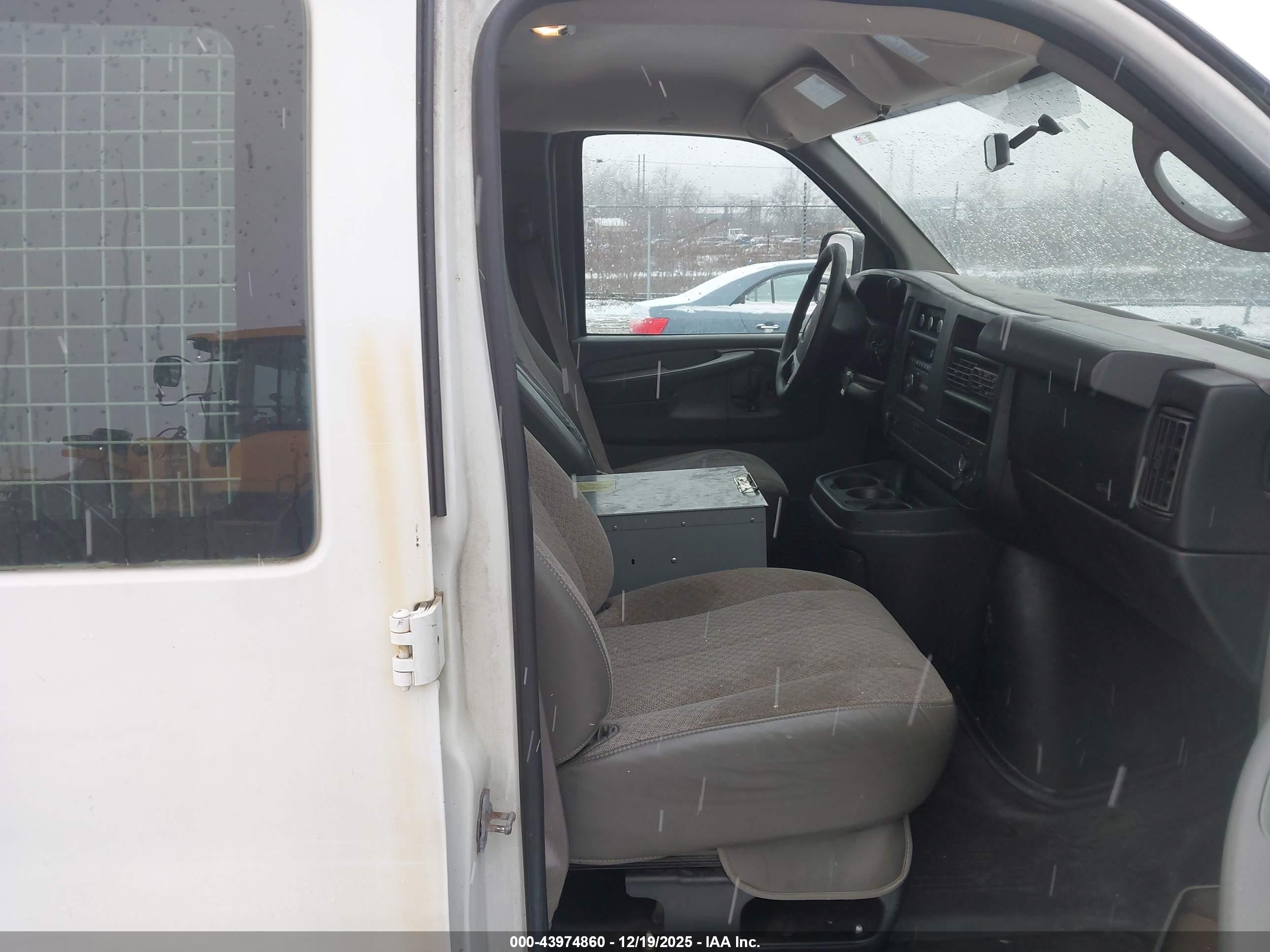 CHEVROLET EXPRESS image 5