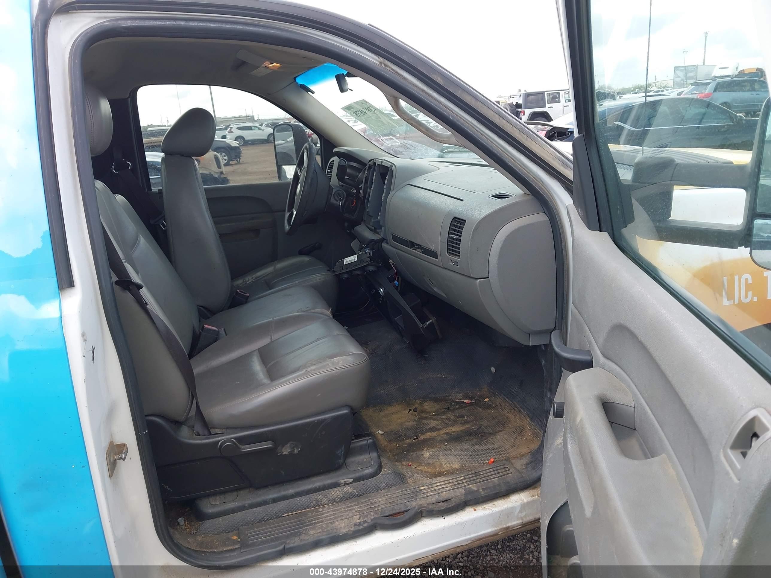 CHEVROLET SILVERADO image 8