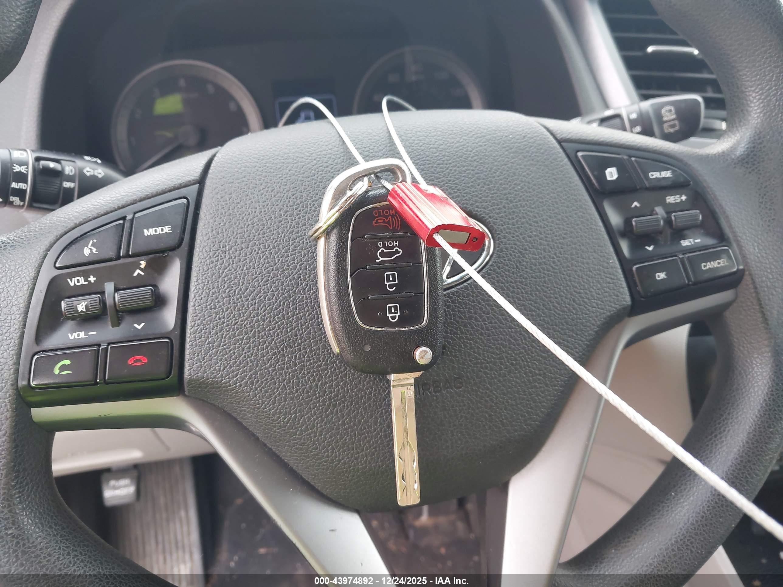 HYUNDAI TUCSON image 11