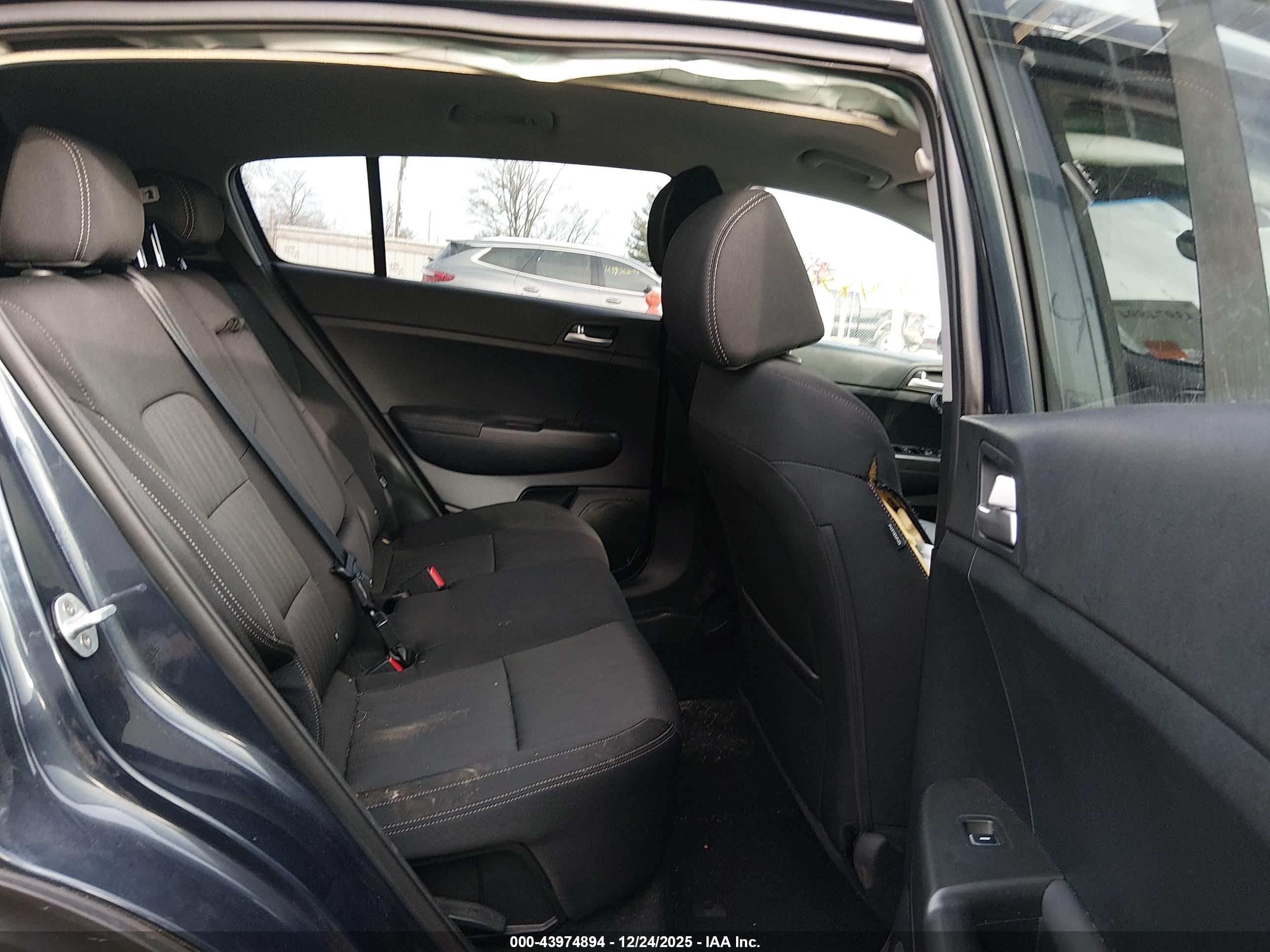 KIA SPORTAGE image 8