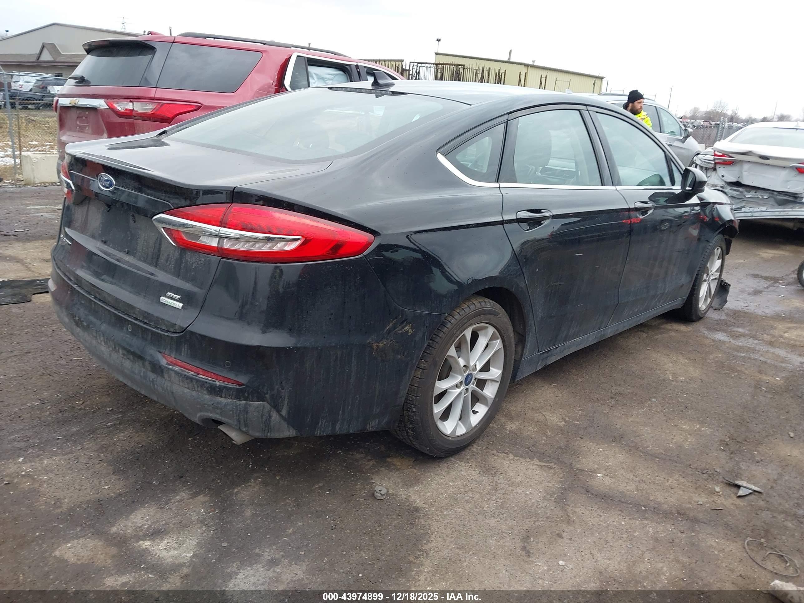 FORD FUSION image 4