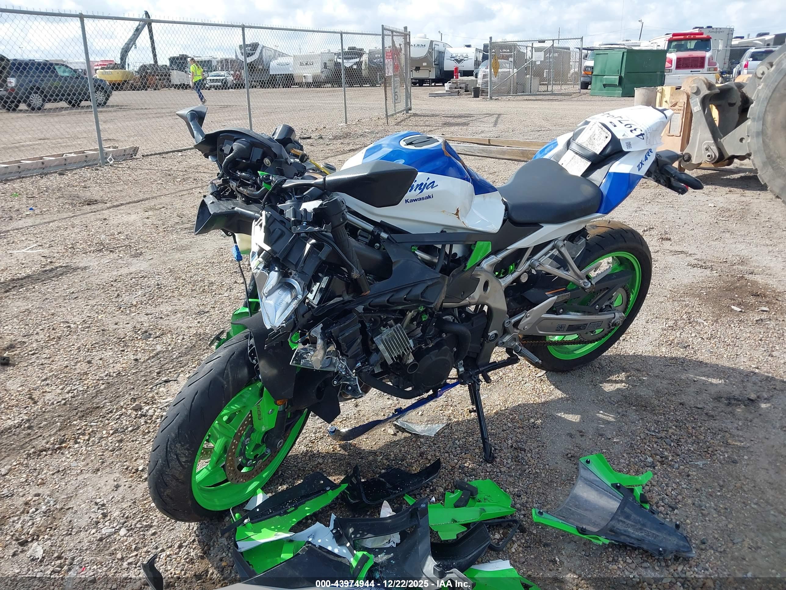 KAWASAKI ZX400 image 2