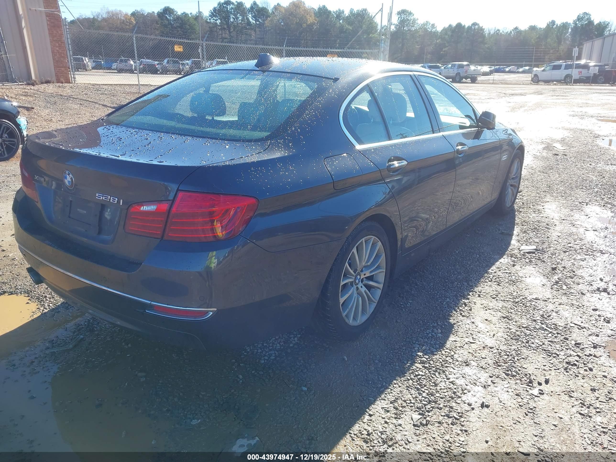 BMW 528I image 4
