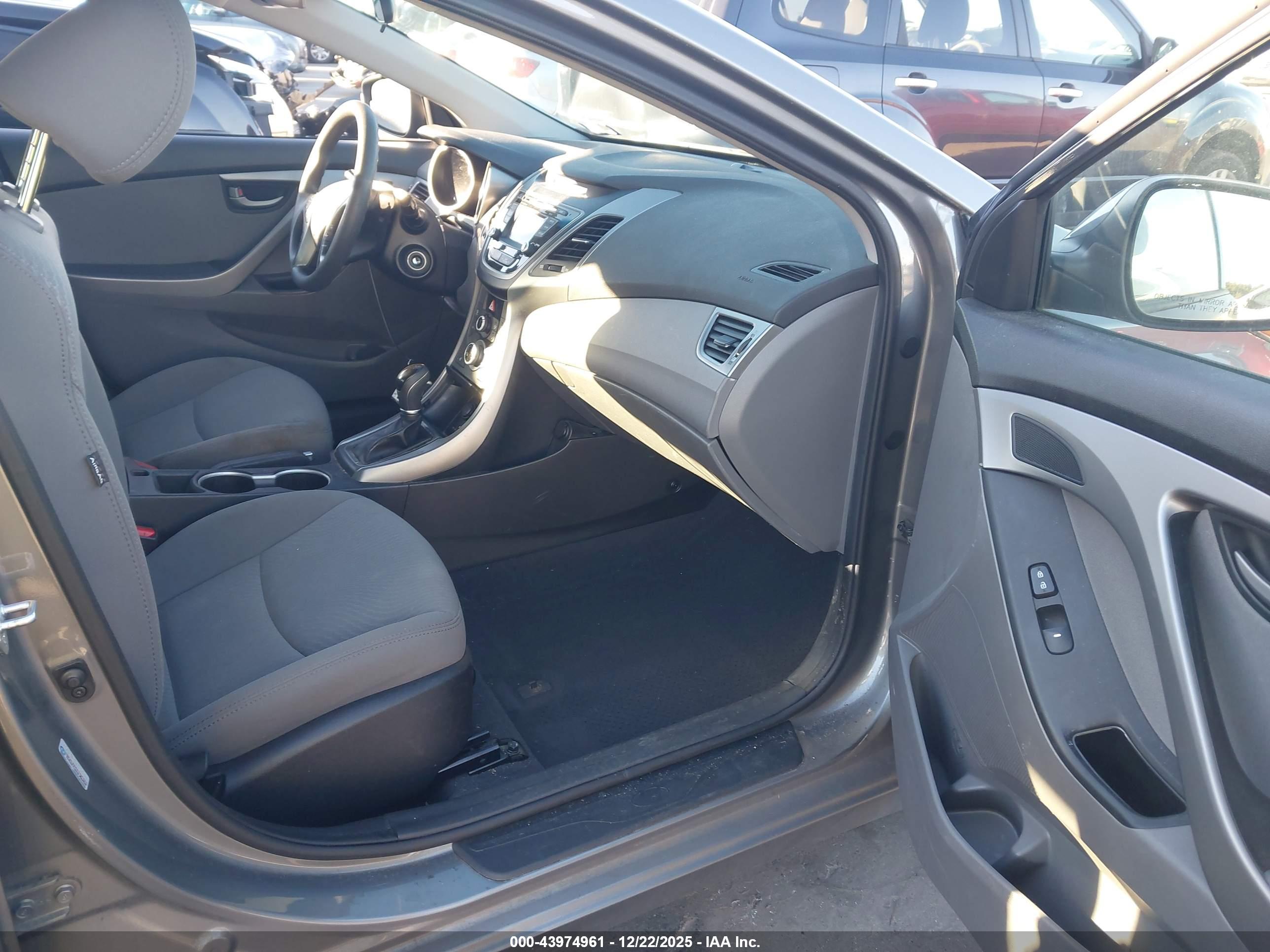HYUNDAI ELANTRA image 5