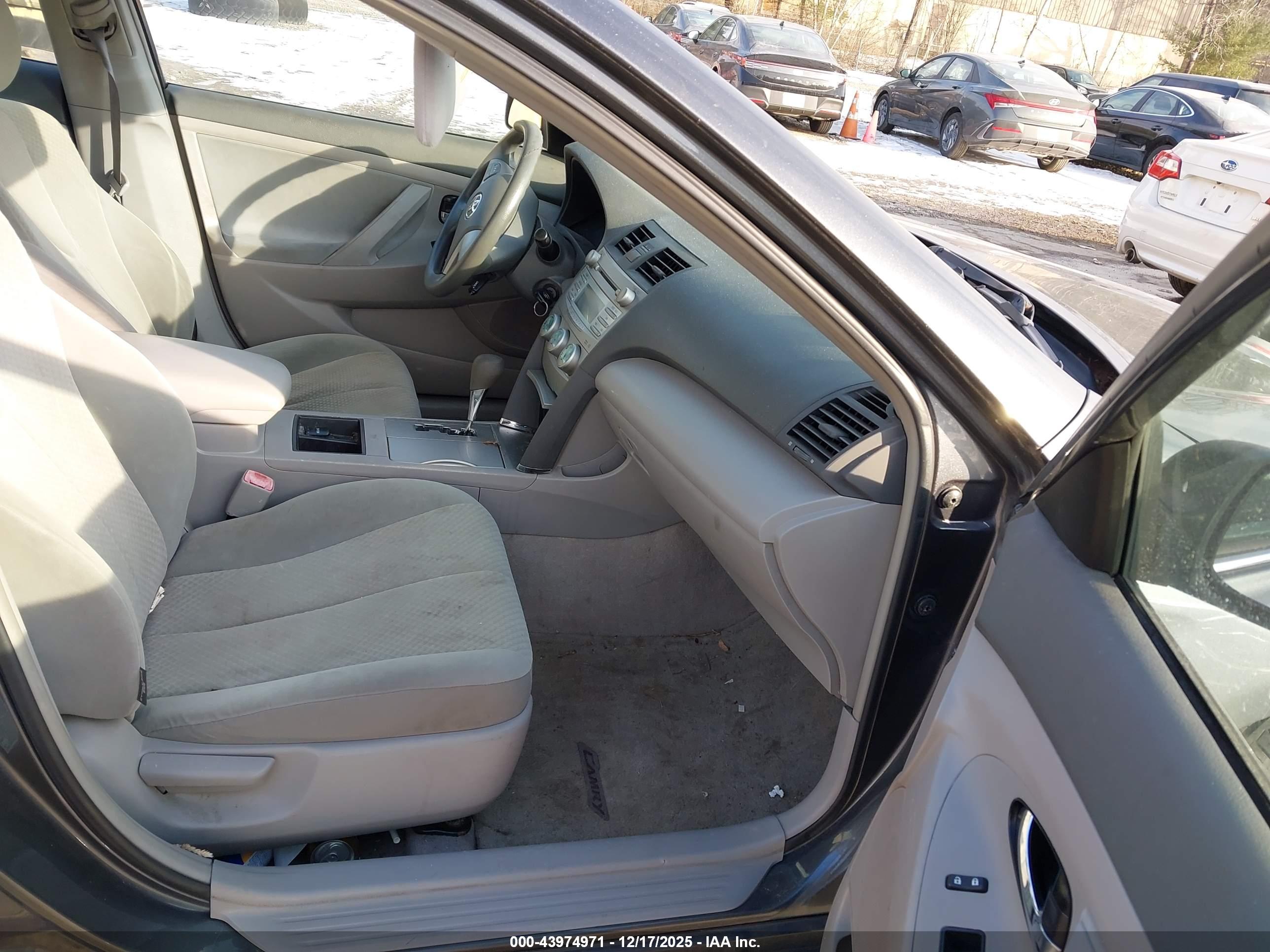 TOYOTA CAMRY image 5