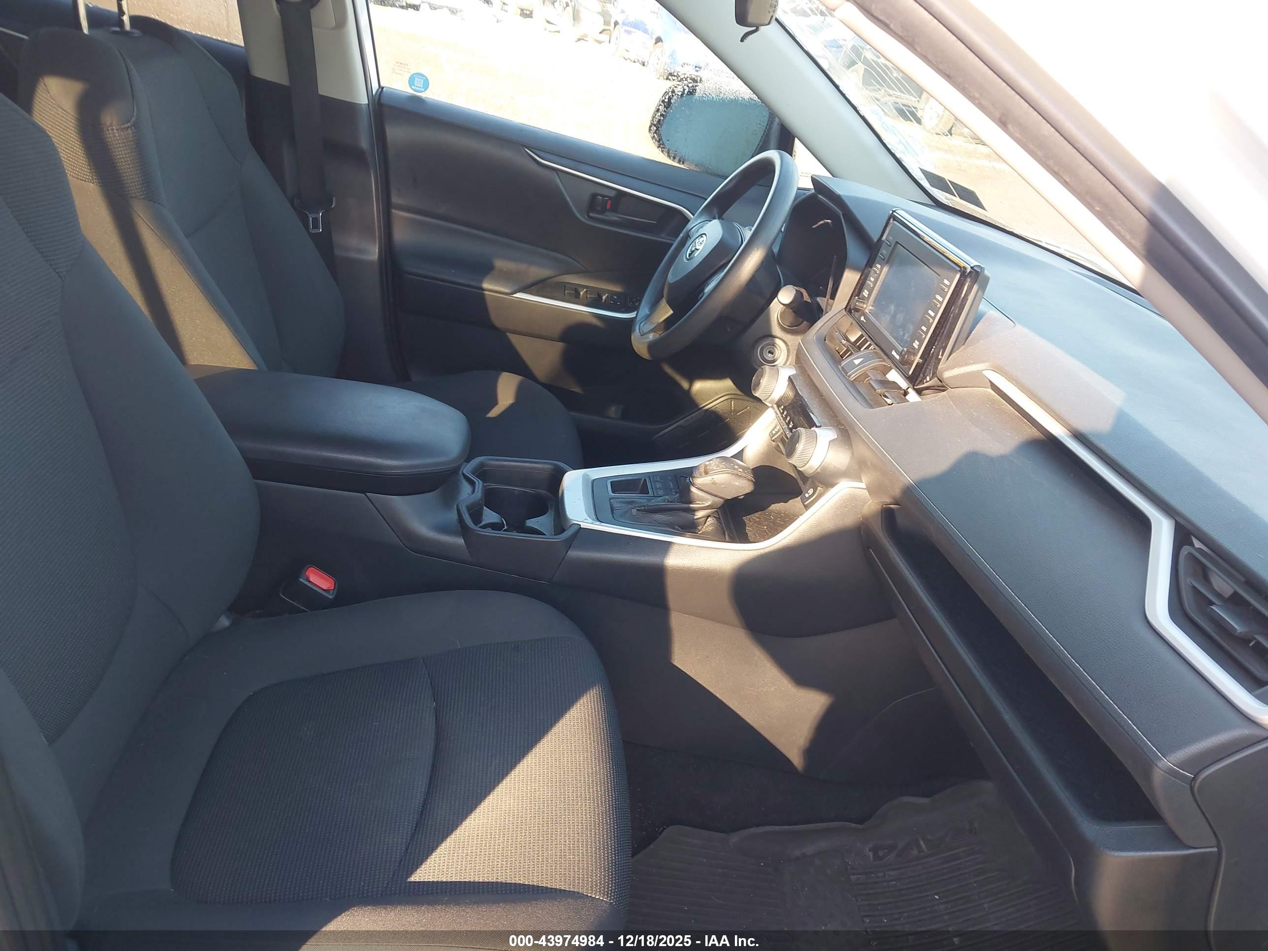 TOYOTA RAV4 image 5