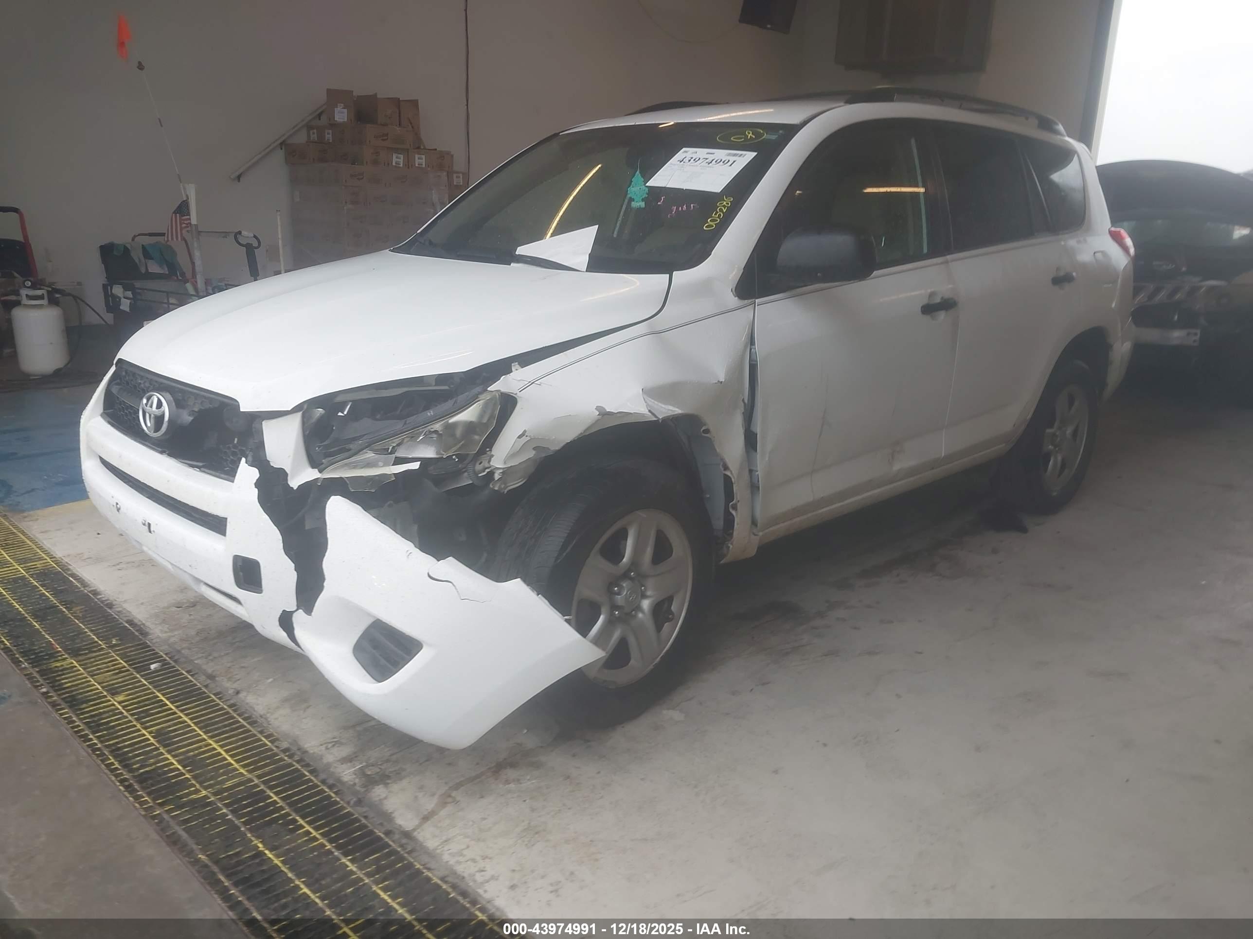 TOYOTA RAV4 image 2