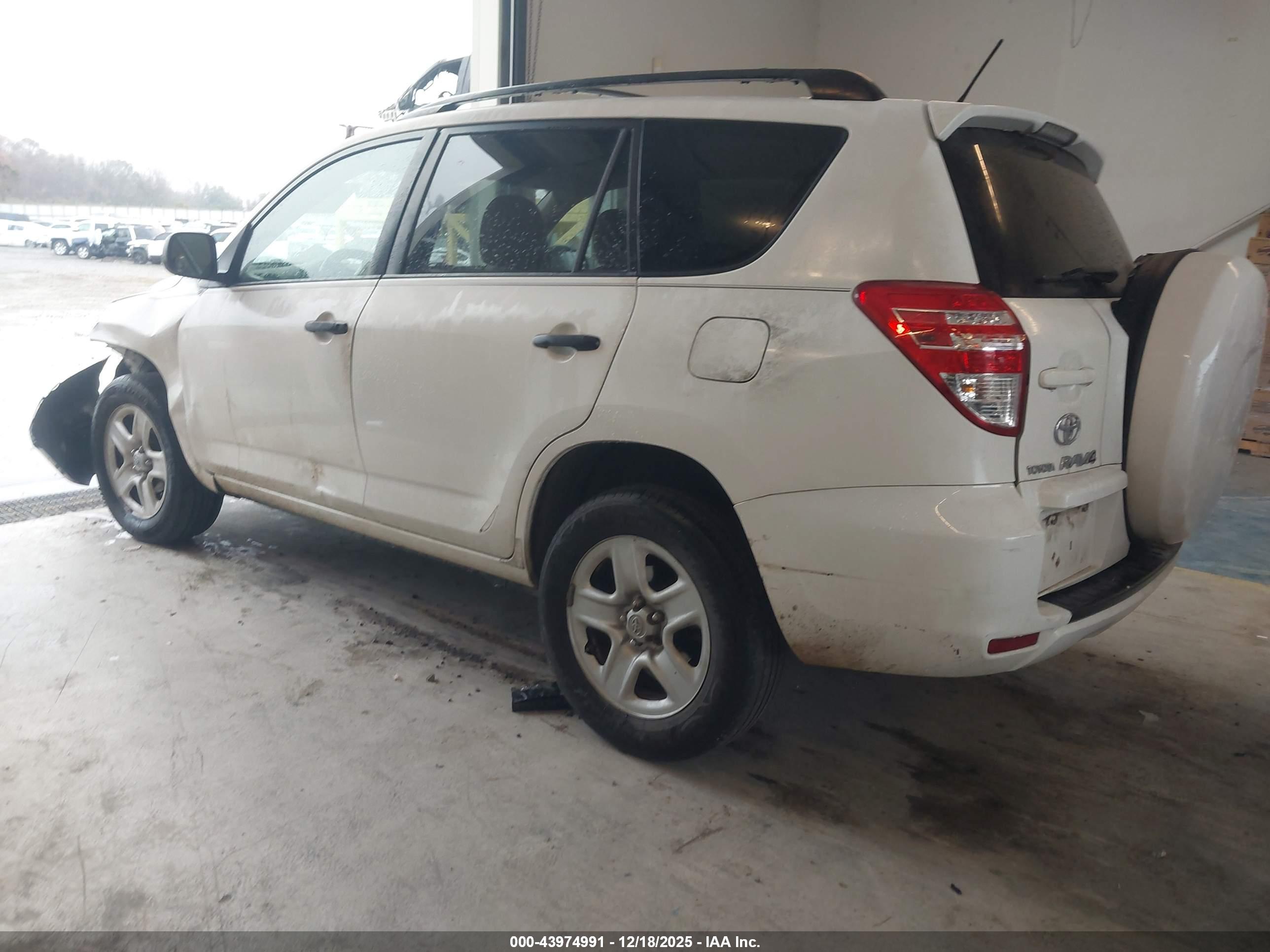 TOYOTA RAV4 image 3