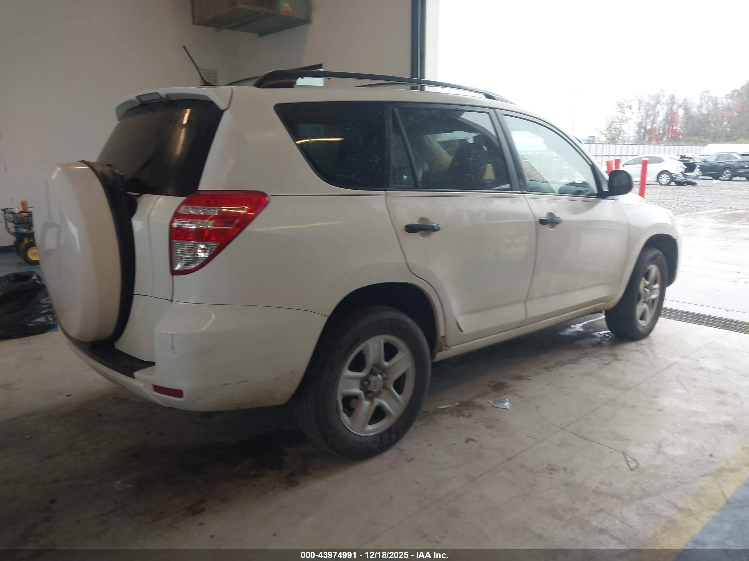 TOYOTA RAV4 image 4