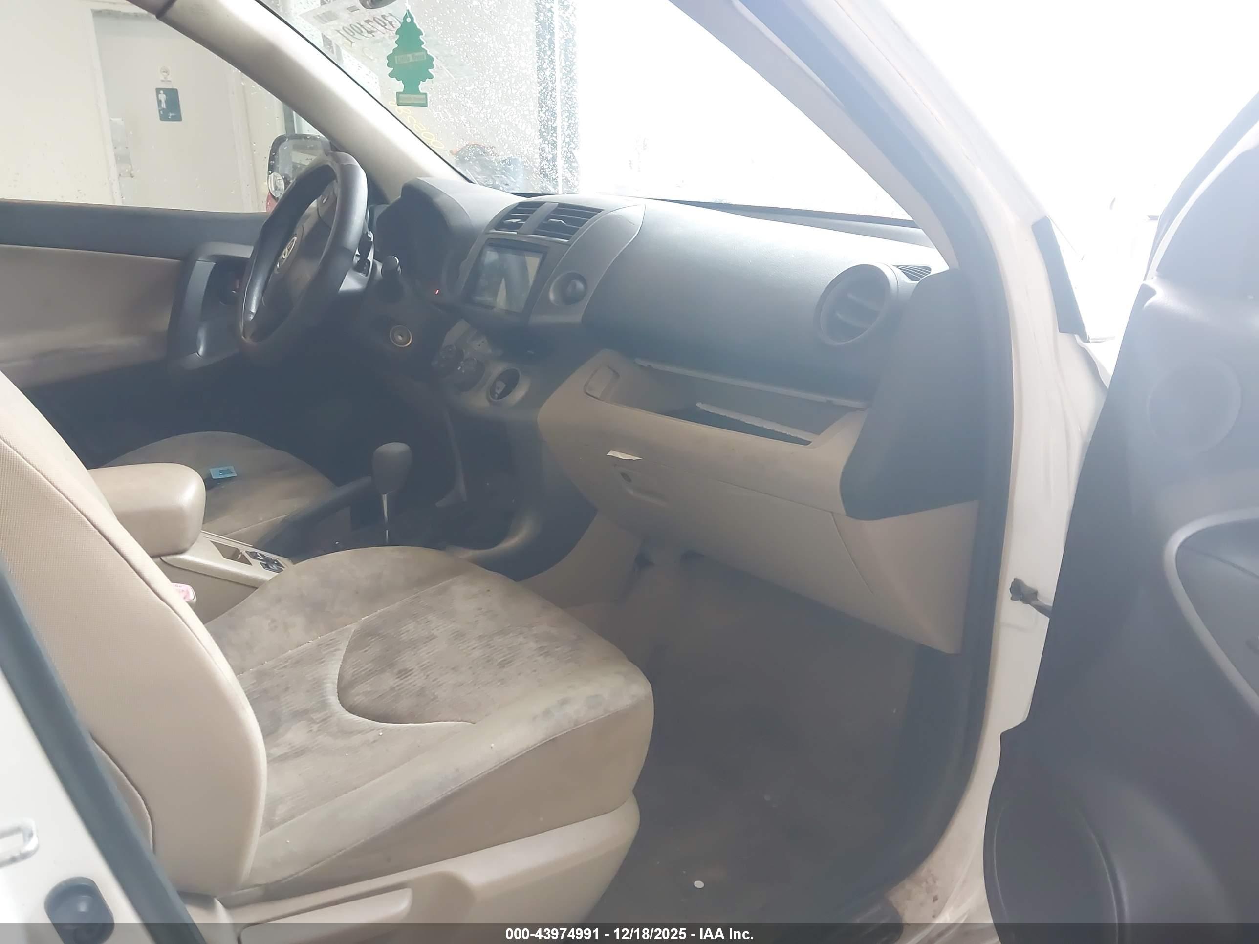 TOYOTA RAV4 image 5