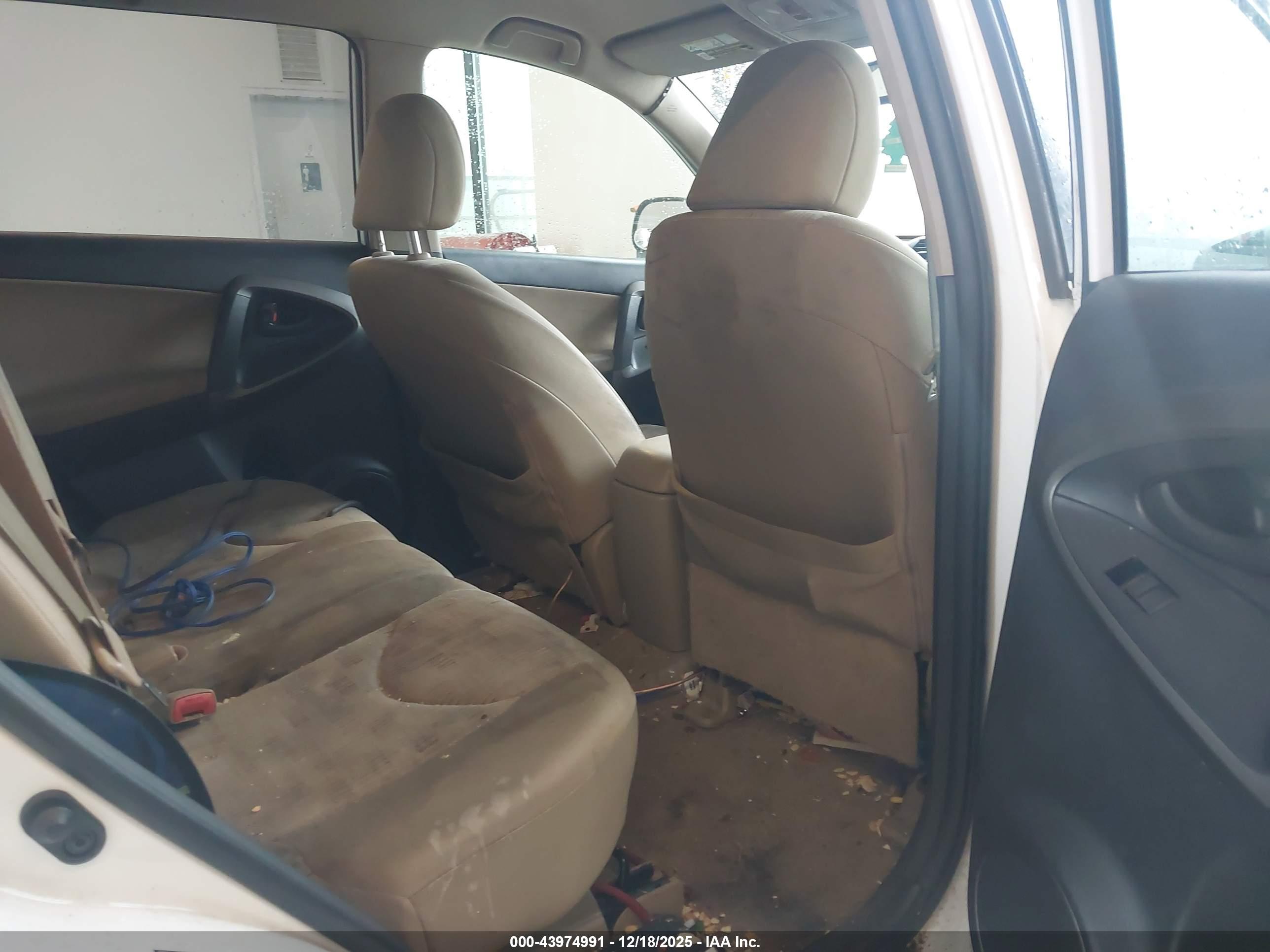 TOYOTA RAV4 image 8
