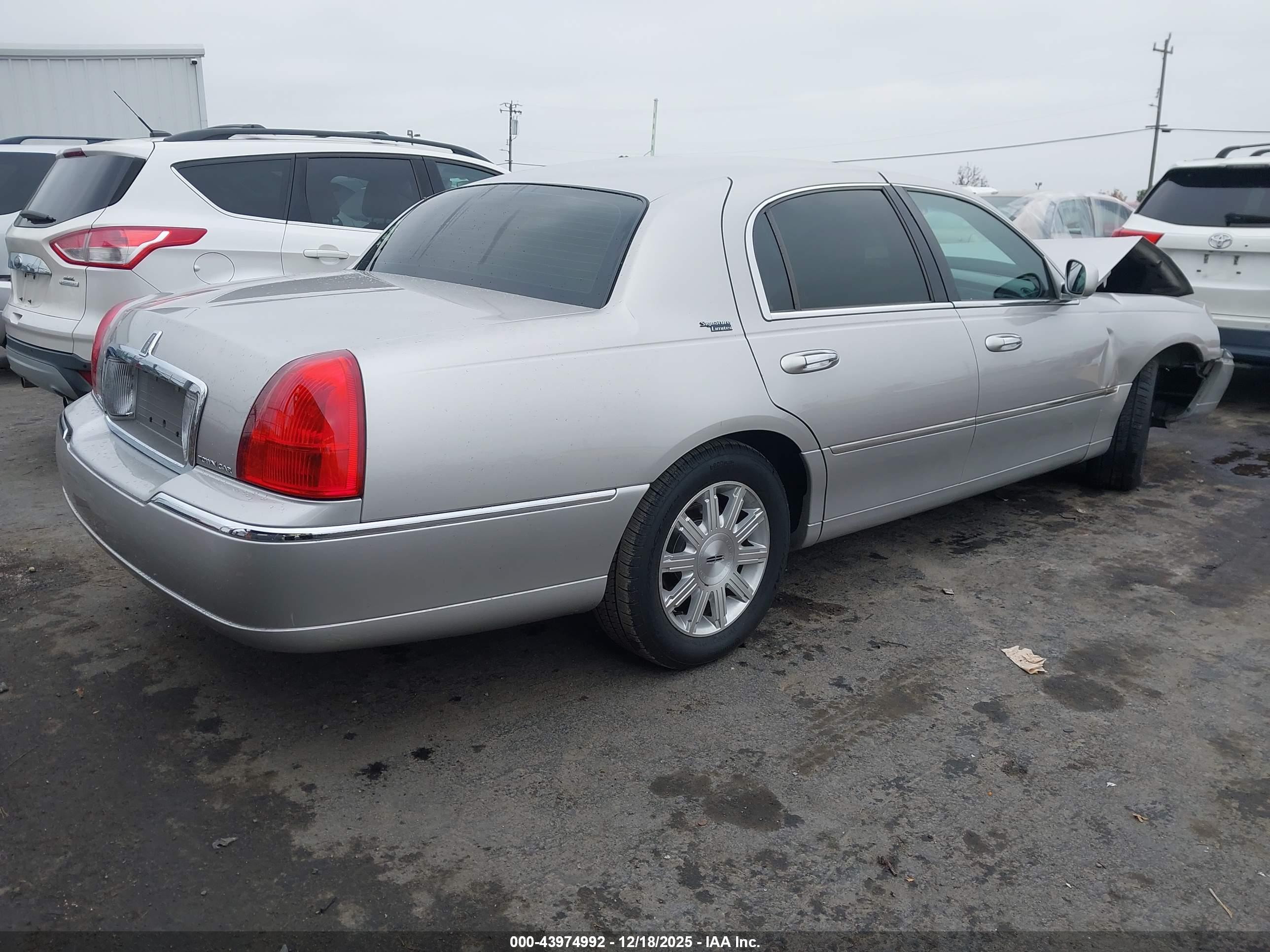 LINCOLN TOWN image 4