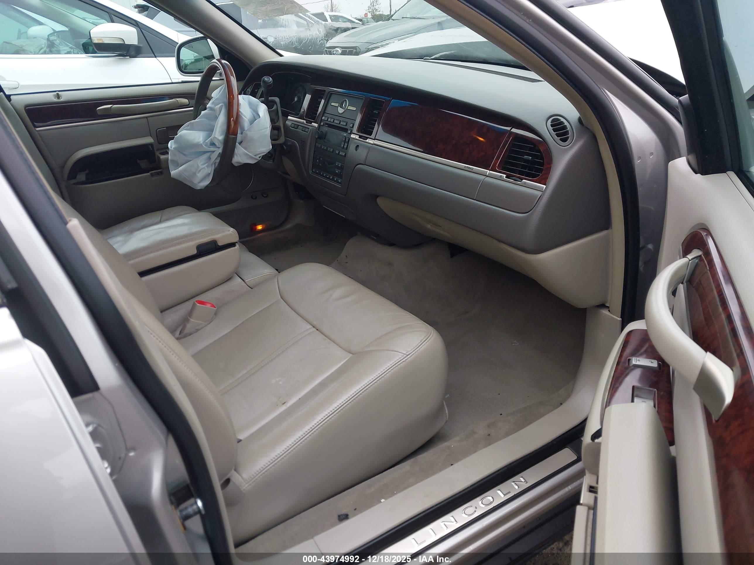 LINCOLN TOWN image 5