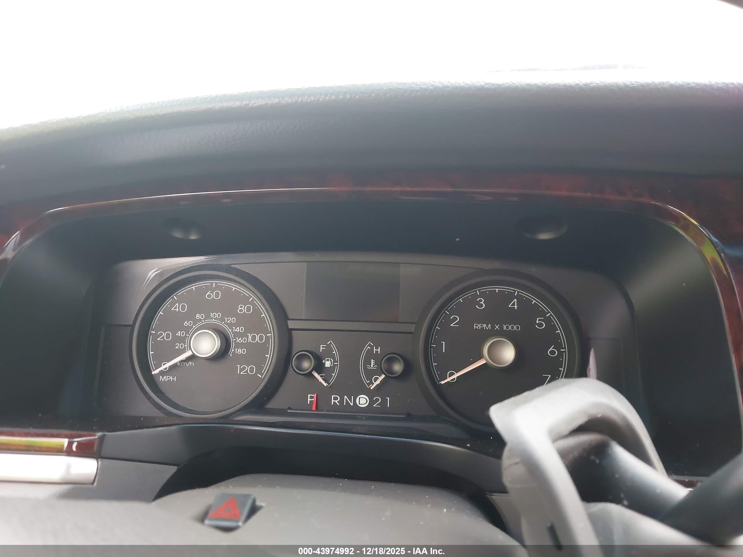 LINCOLN TOWN image 7