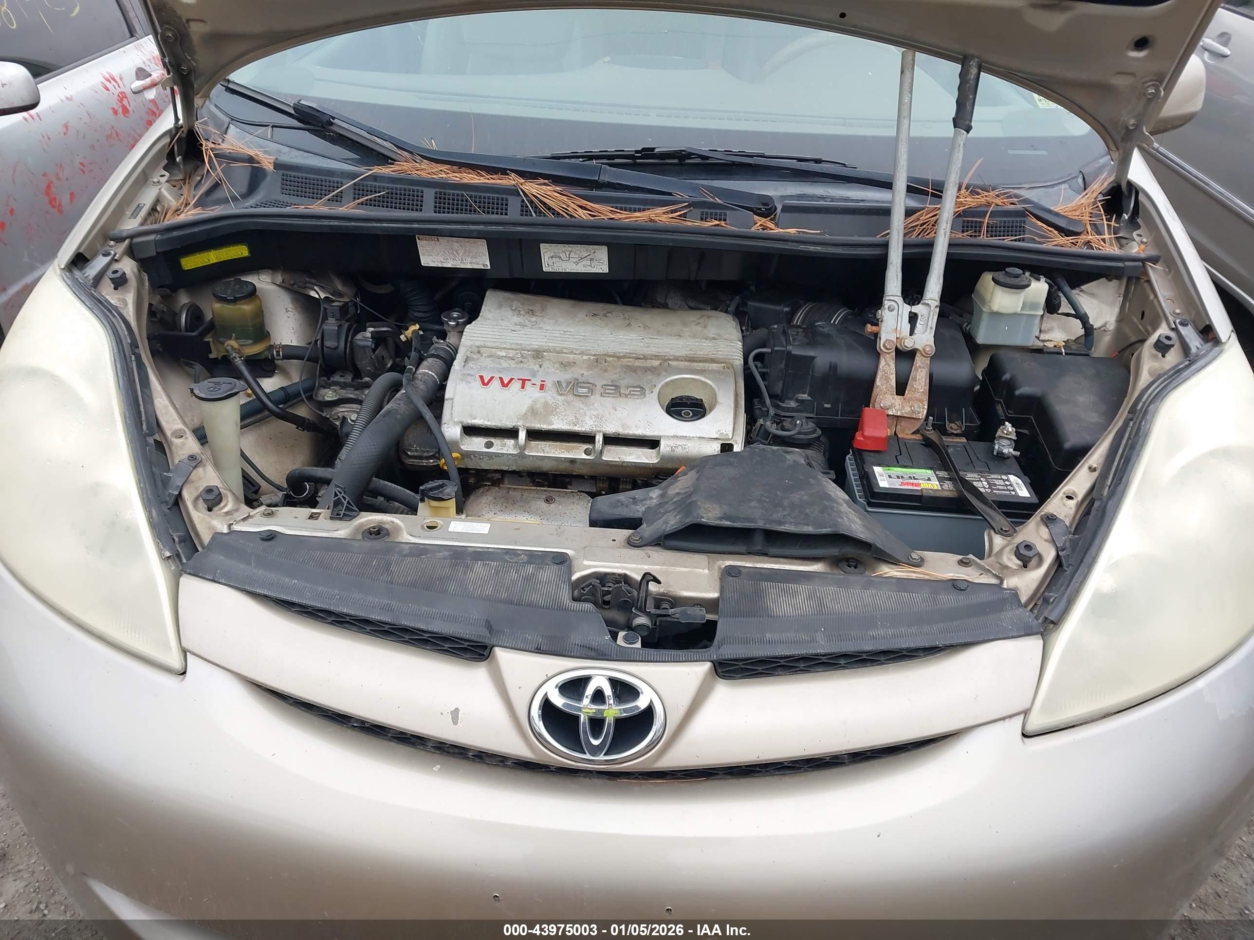 TOYOTA SIENNA image 10