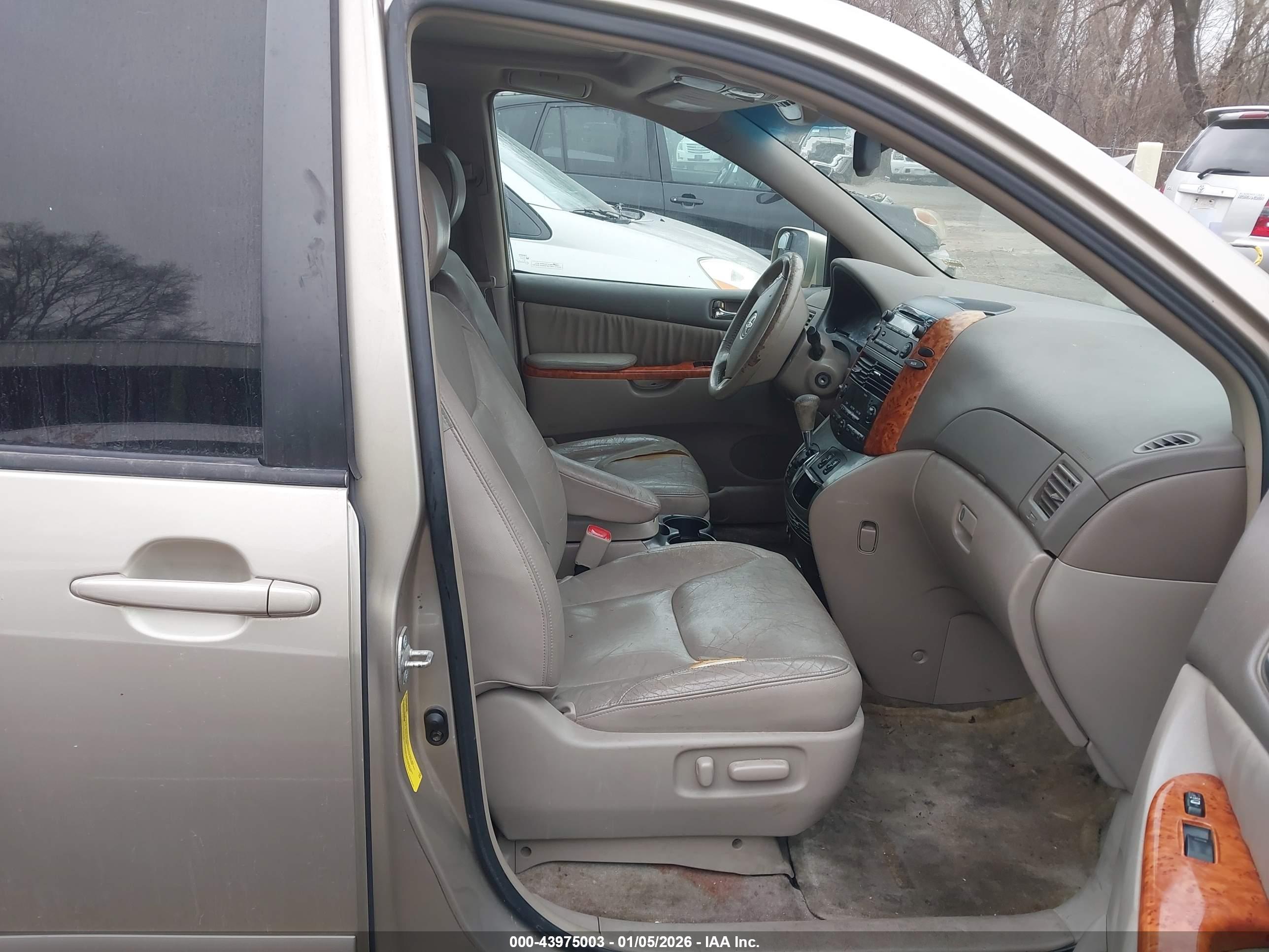TOYOTA SIENNA image 5