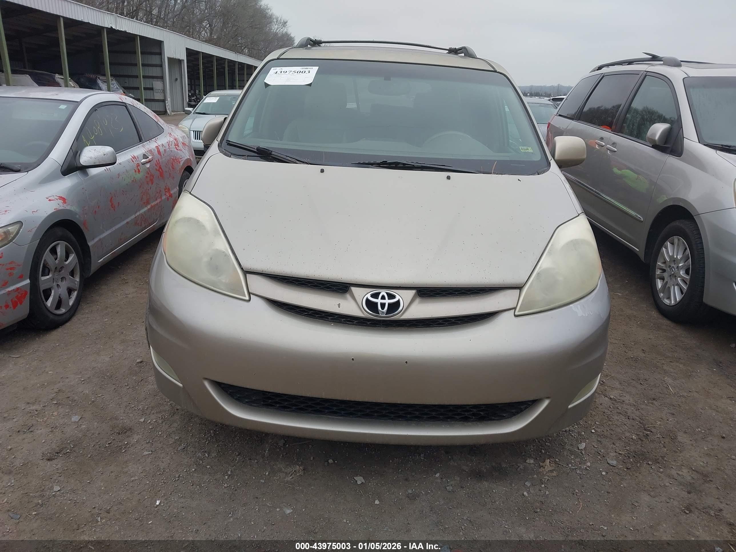 TOYOTA SIENNA image 6